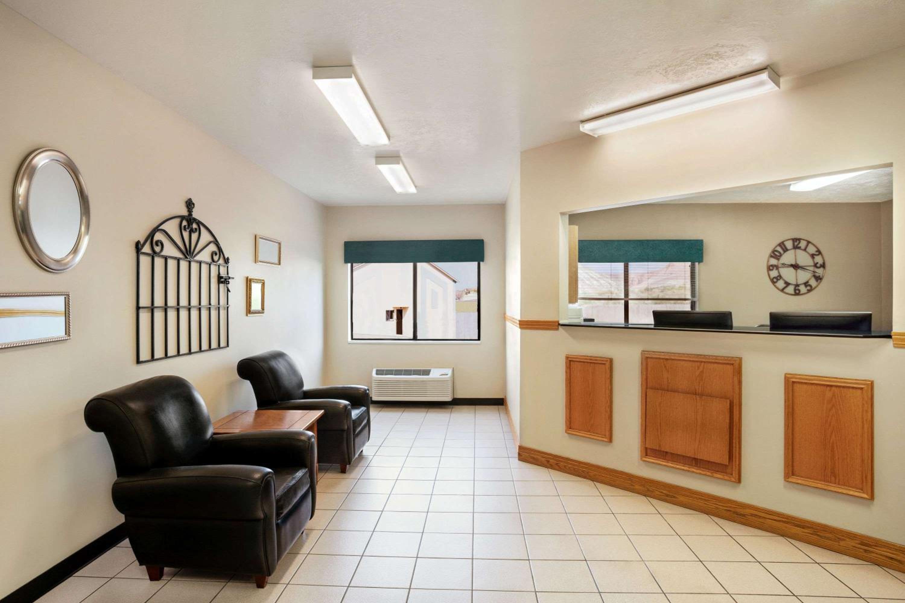 Queen Room - Non-Smoking - Photo 1