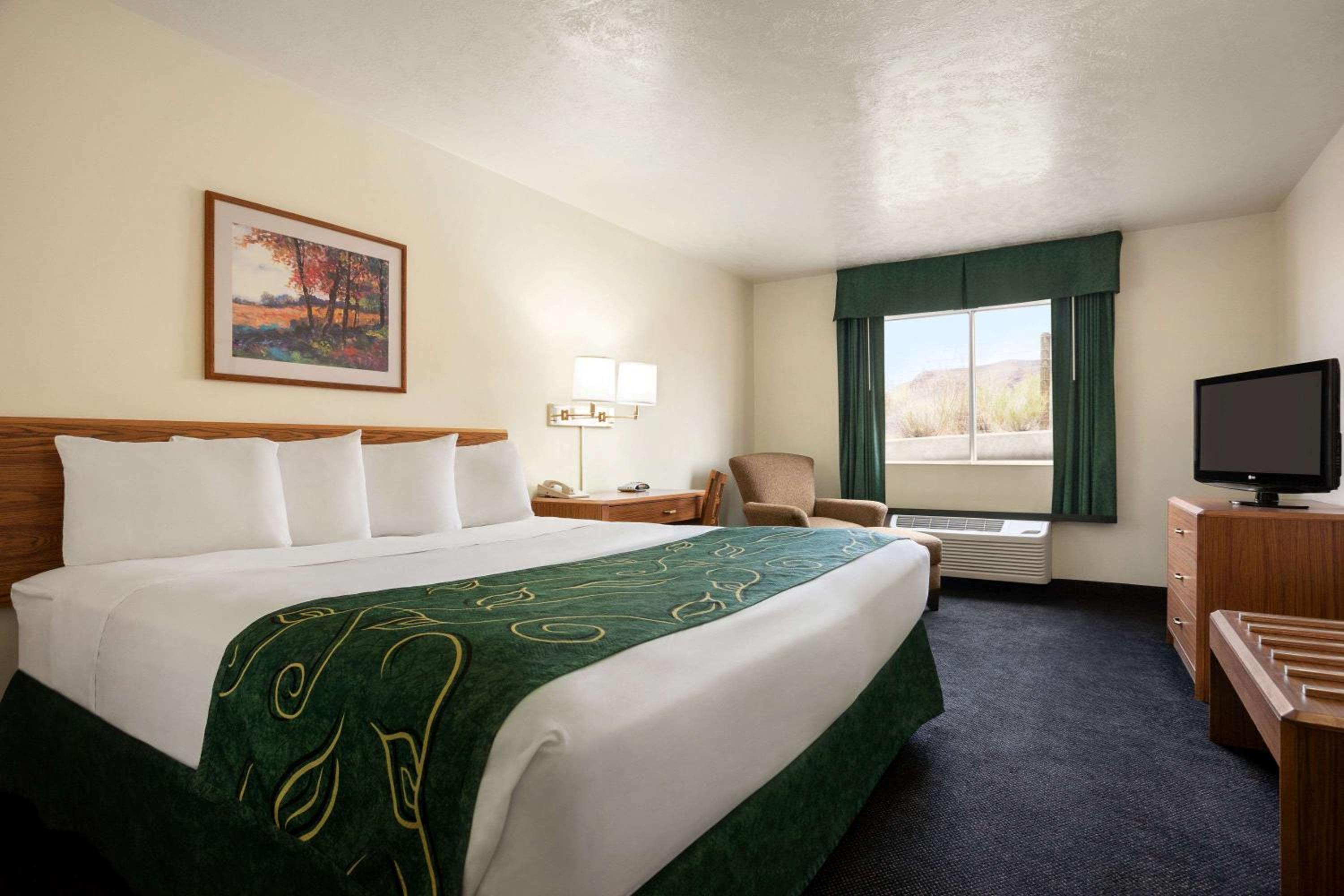 King Room - Non-Smoking - Photo 1