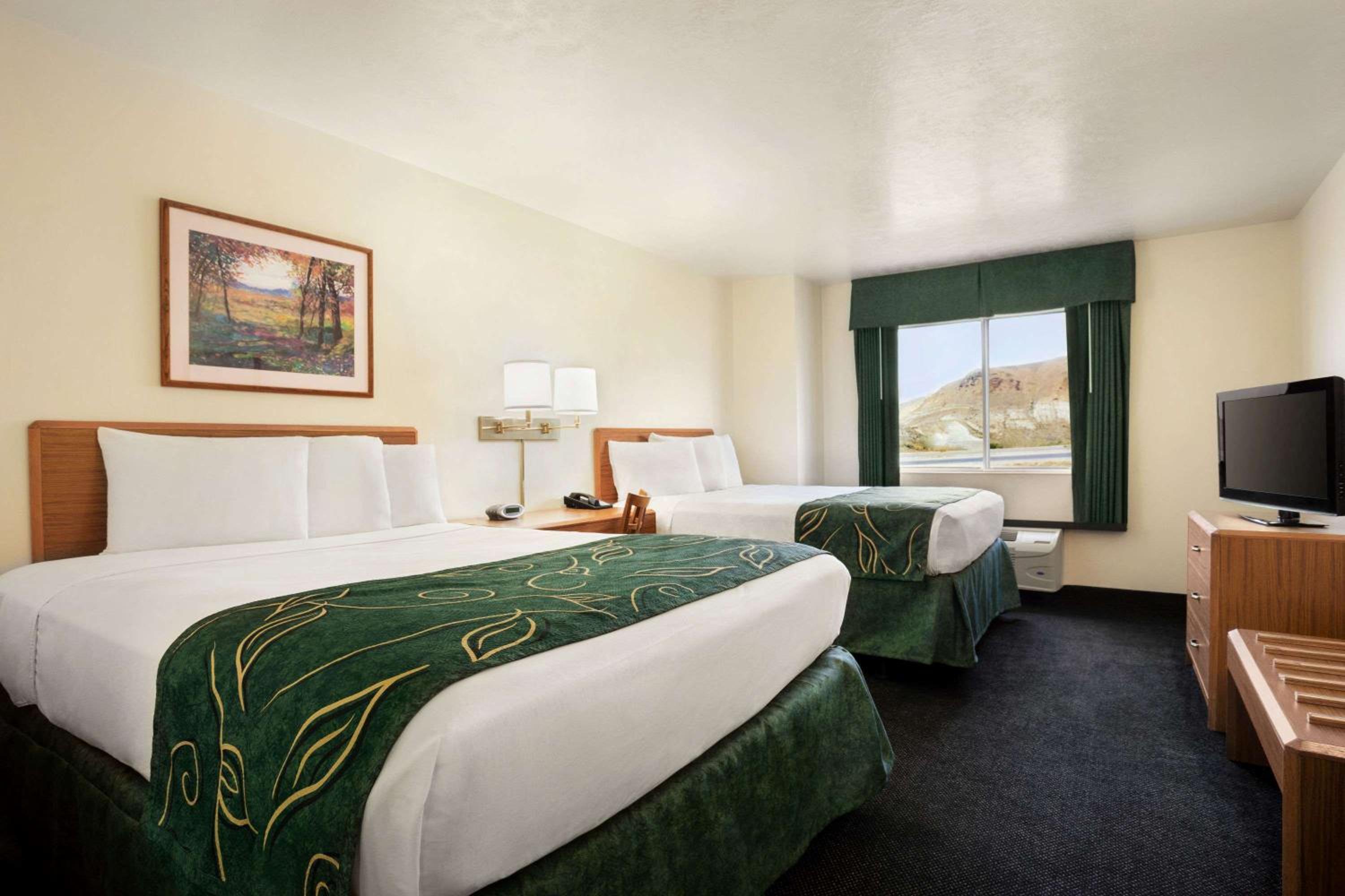 Queen Room with Two Queen Beds - Non-Smoking - Photo 3