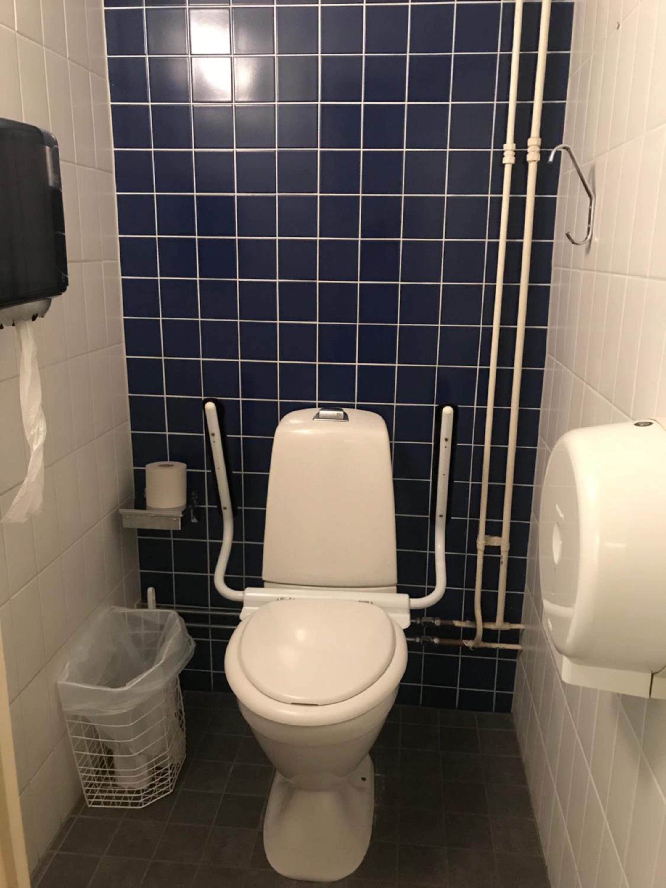 Family Room with Shared Bathroom photo 2