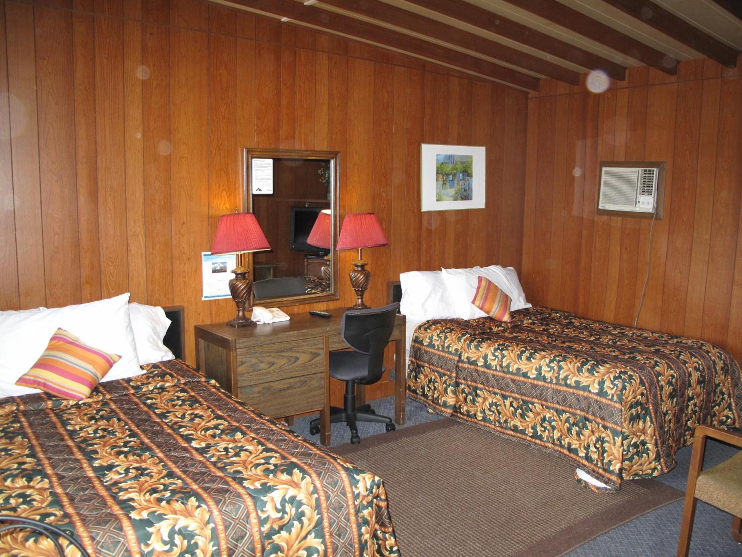 Queen Room with Two Queen Beds photo 2