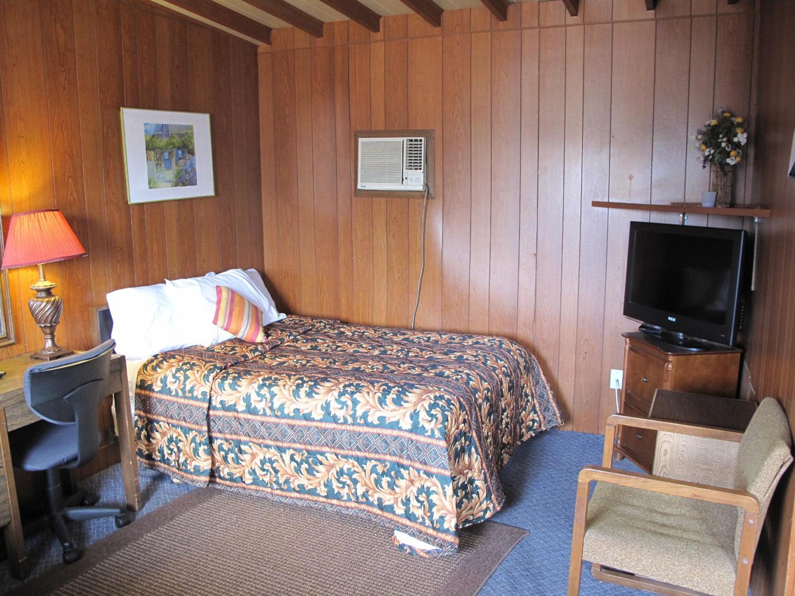 Queen Room with Two Queen Beds photo 3