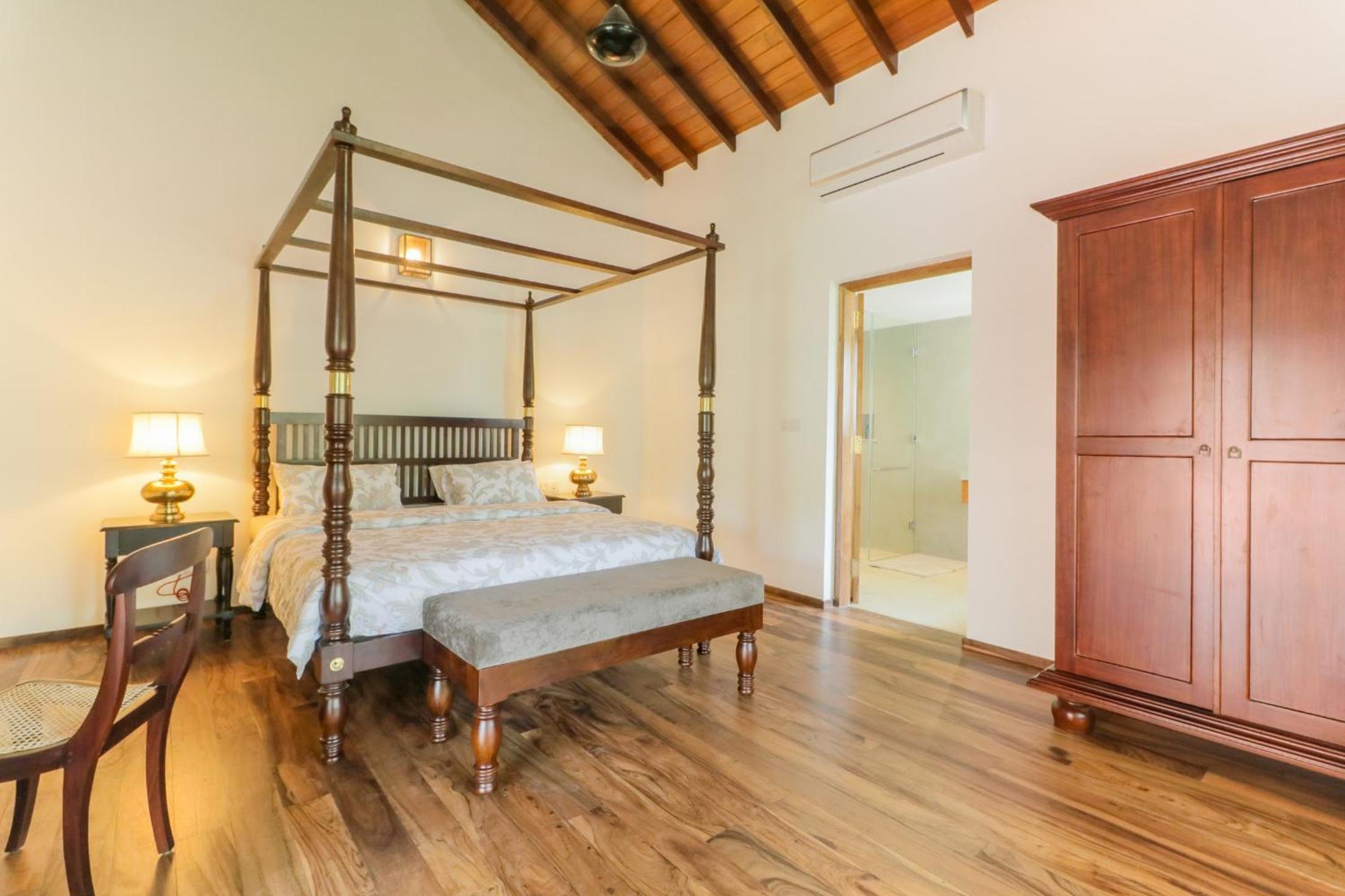 Deluxe King Room with Bathtub photo 1
