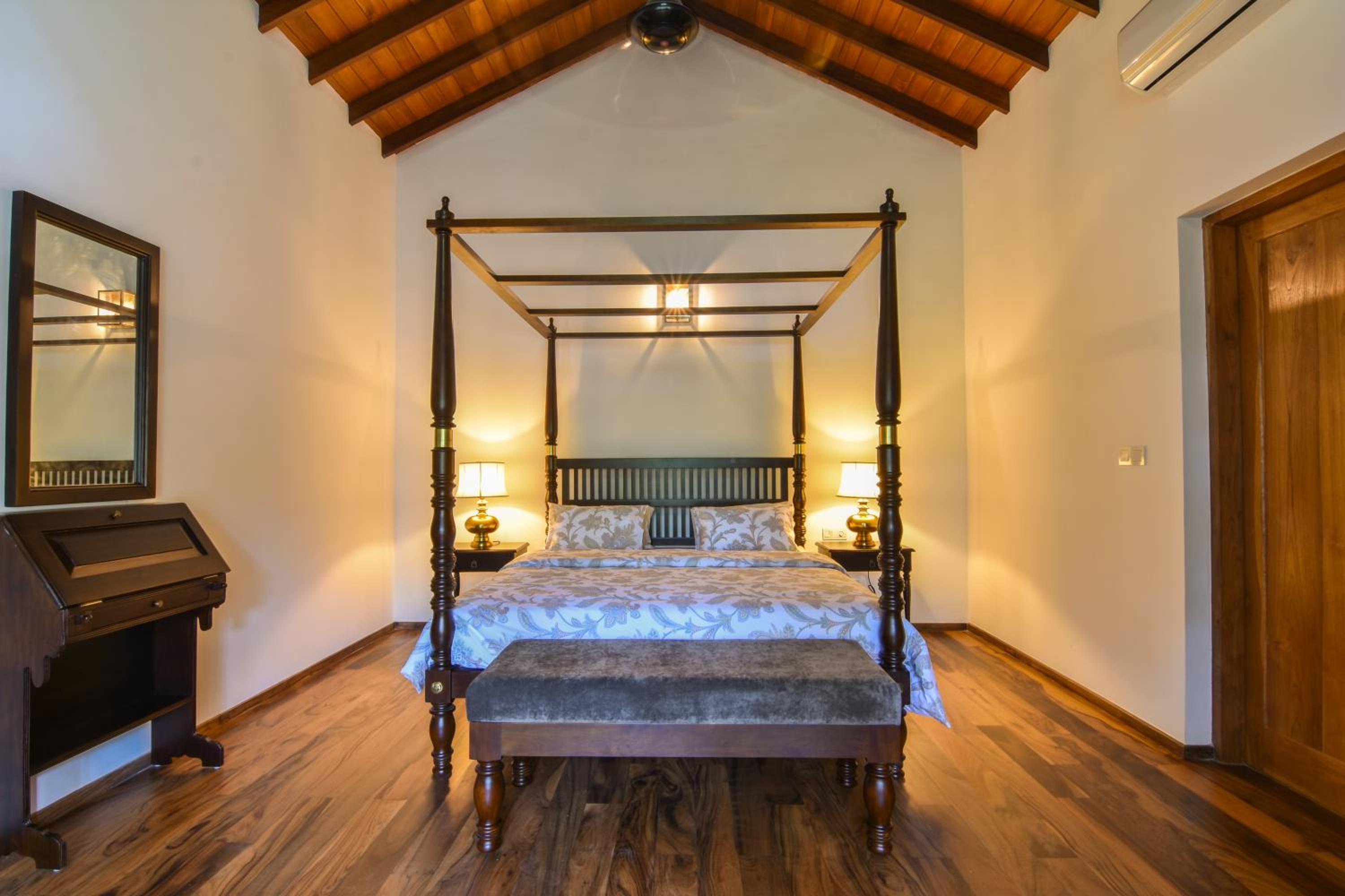 Deluxe King Room with Bathtub photo 3