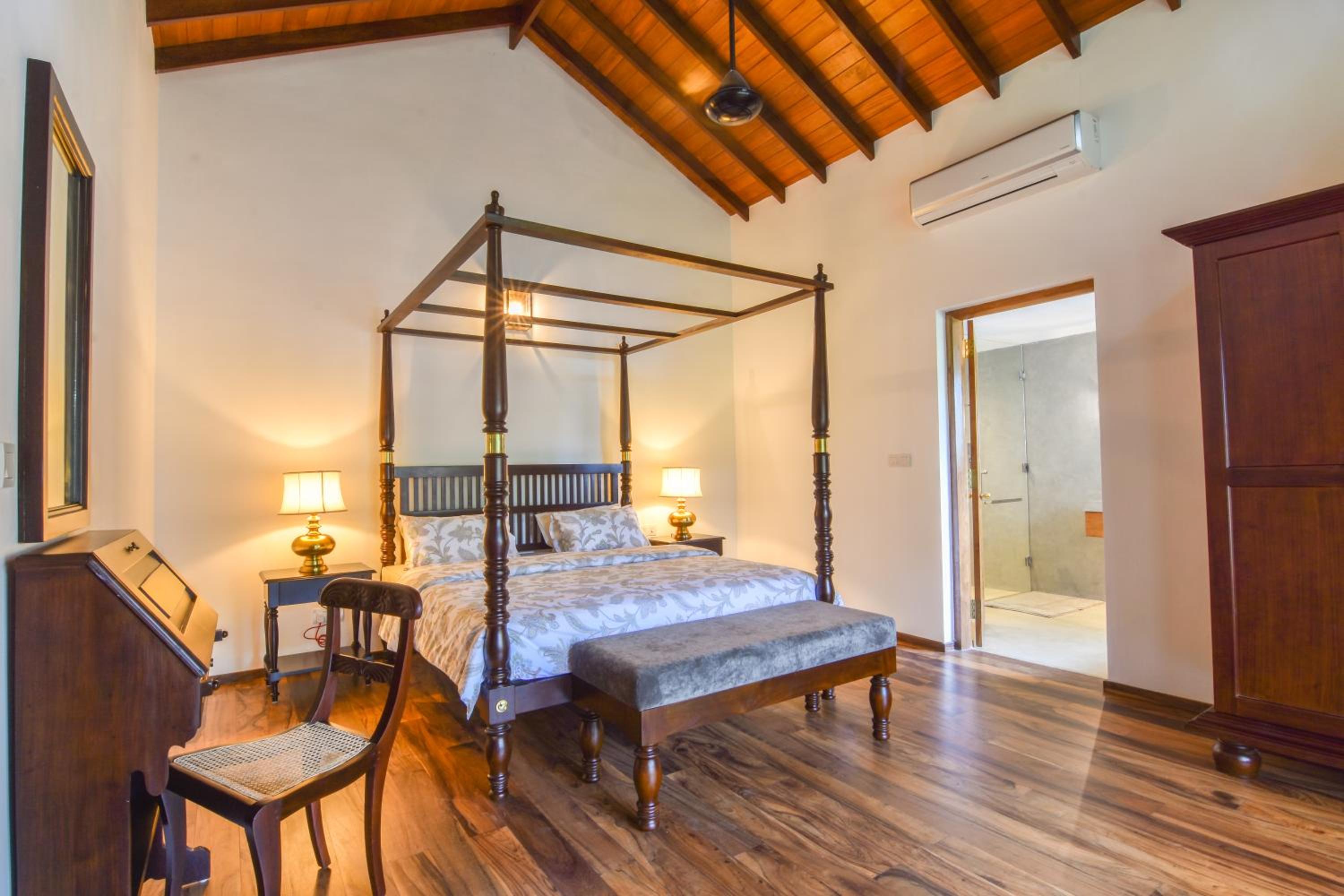 Deluxe King Room with Bathtub photo 2