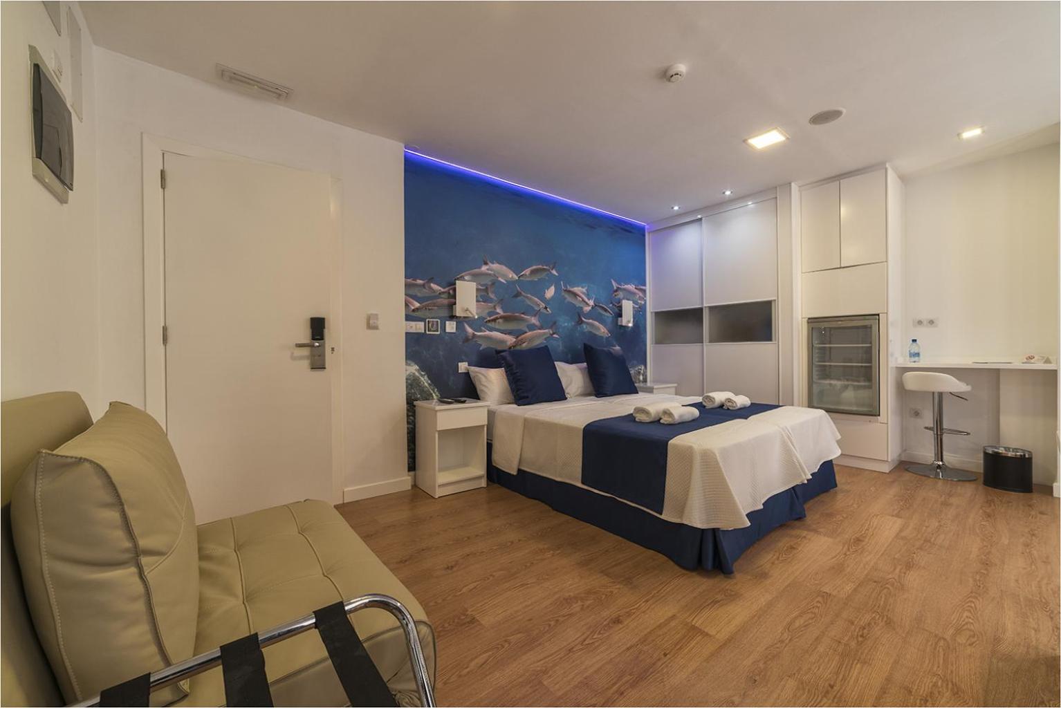 Deluxe Double Room thumbnail 5