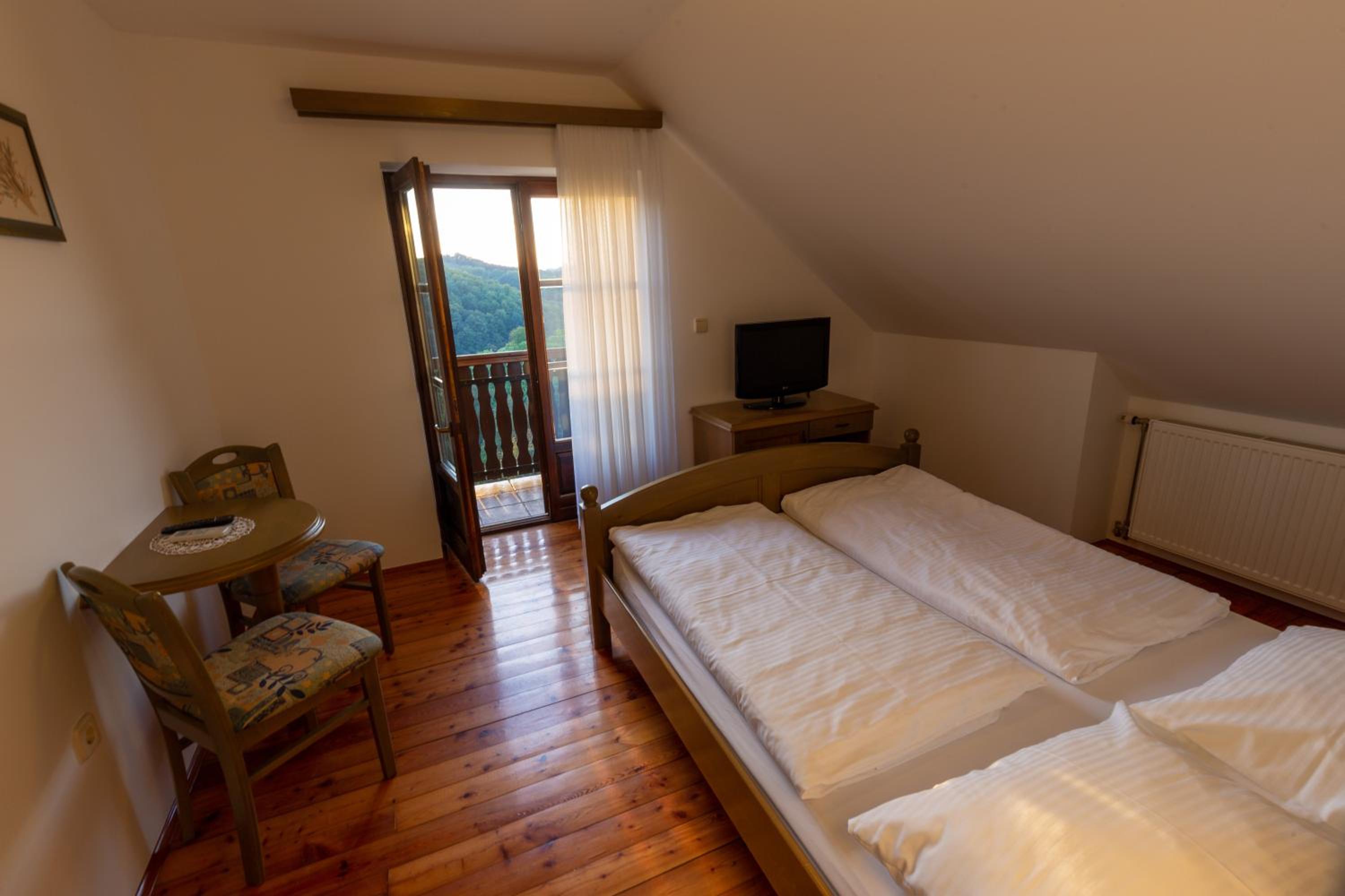 Double Room with Balcony - Photo 1