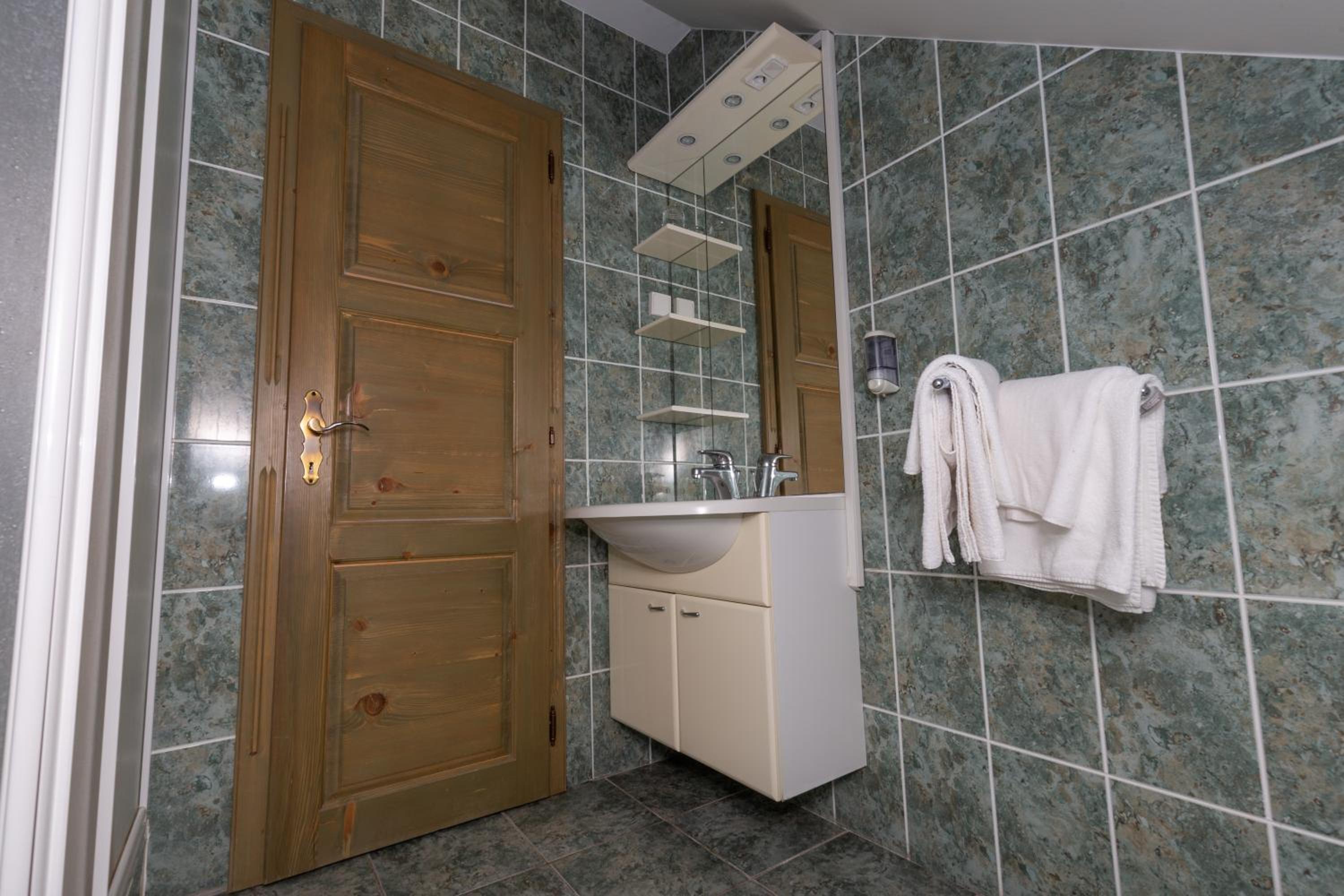 Double Room with Balcony - Photo 3