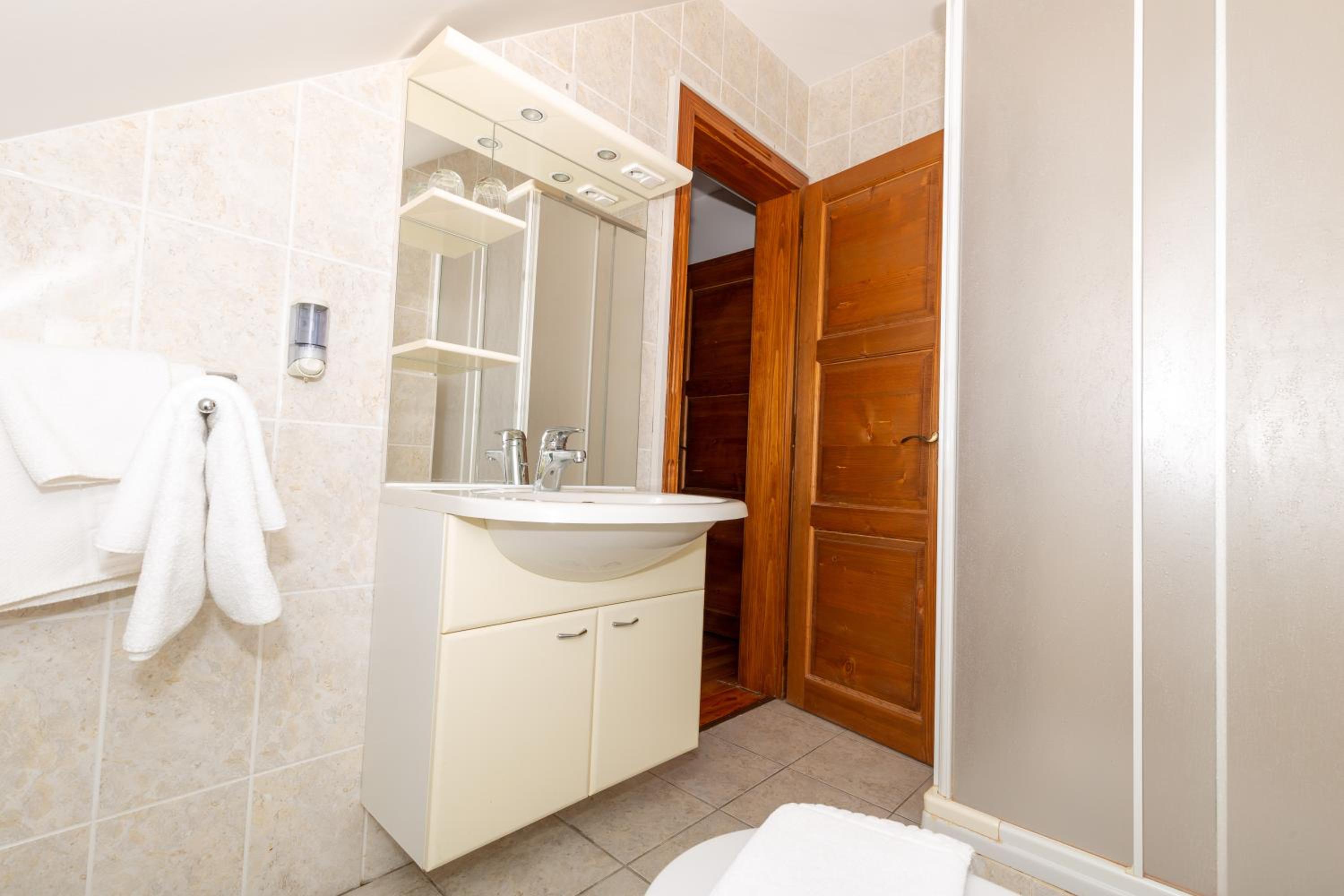 Standard Double Room - Photo 2