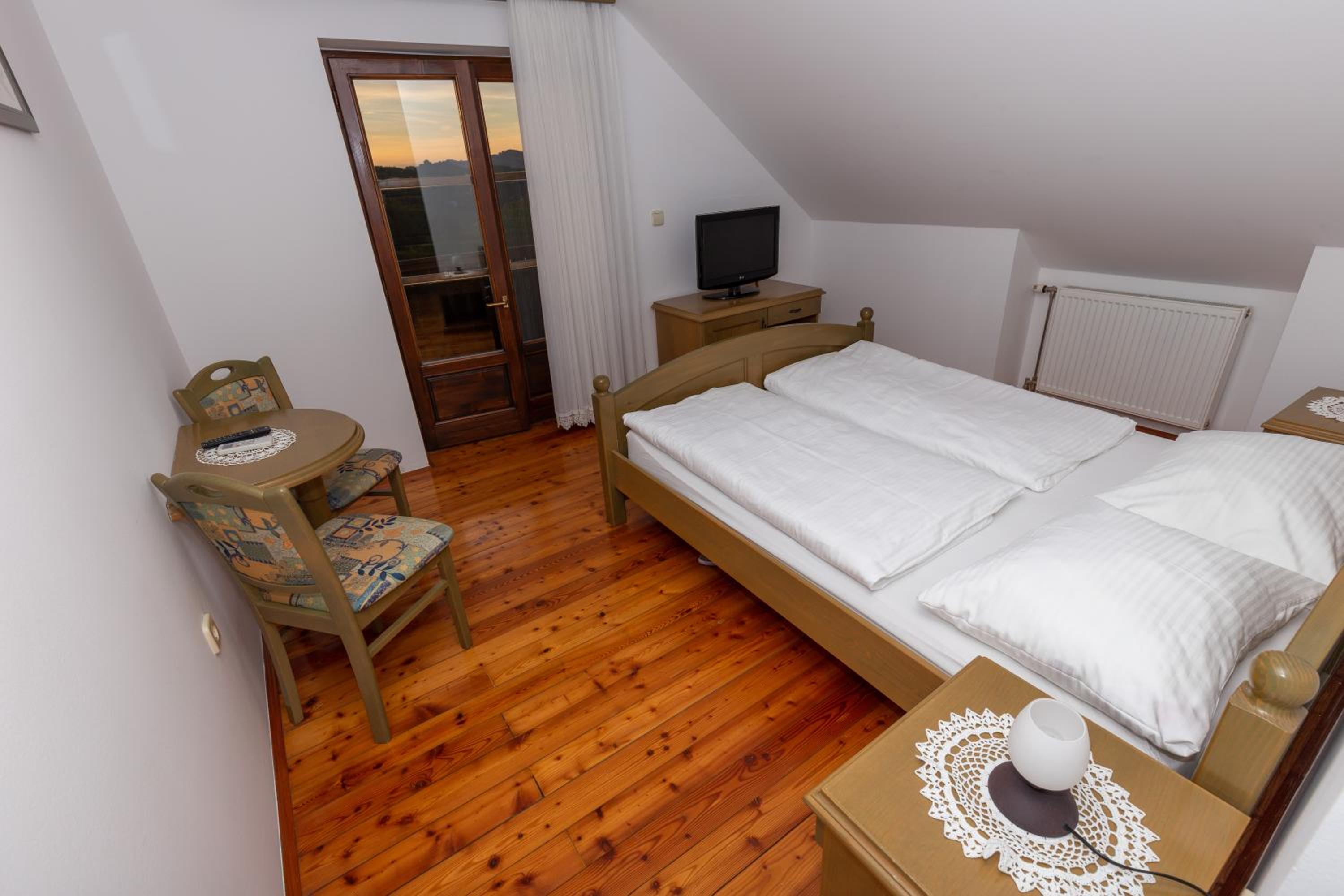 Double Room with Balcony - Photo 5