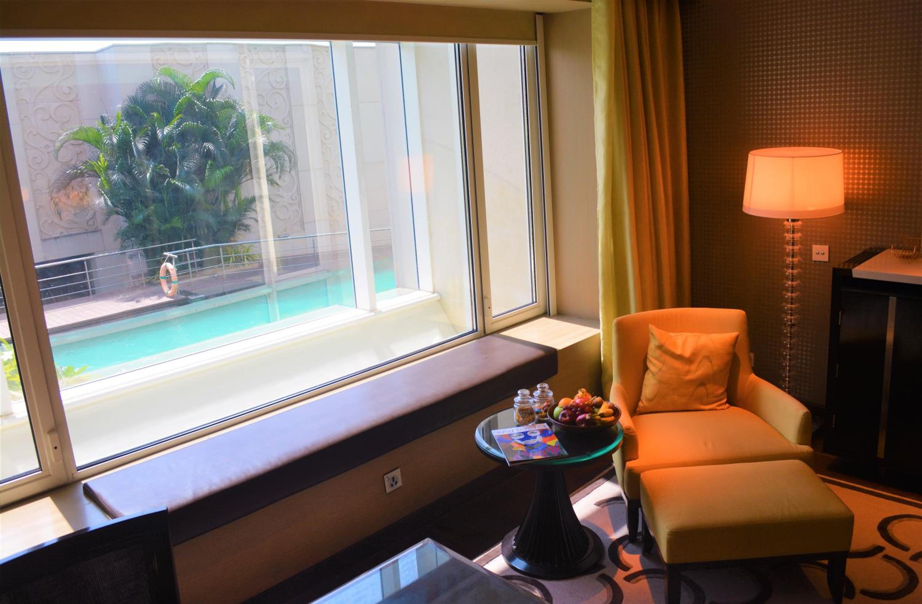 Luxury Room Pool View King Bed with Bathtub