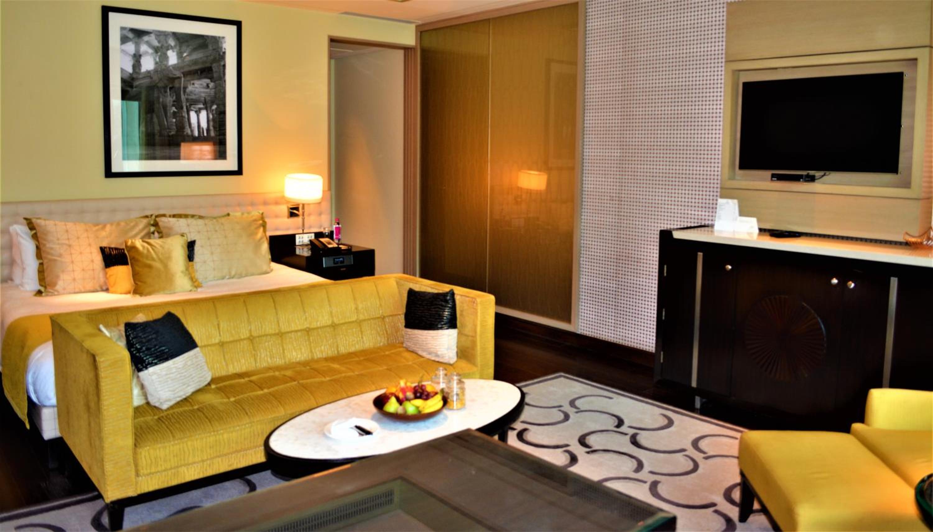 Luxury Room Facade View with Bathtub - Photo 5
