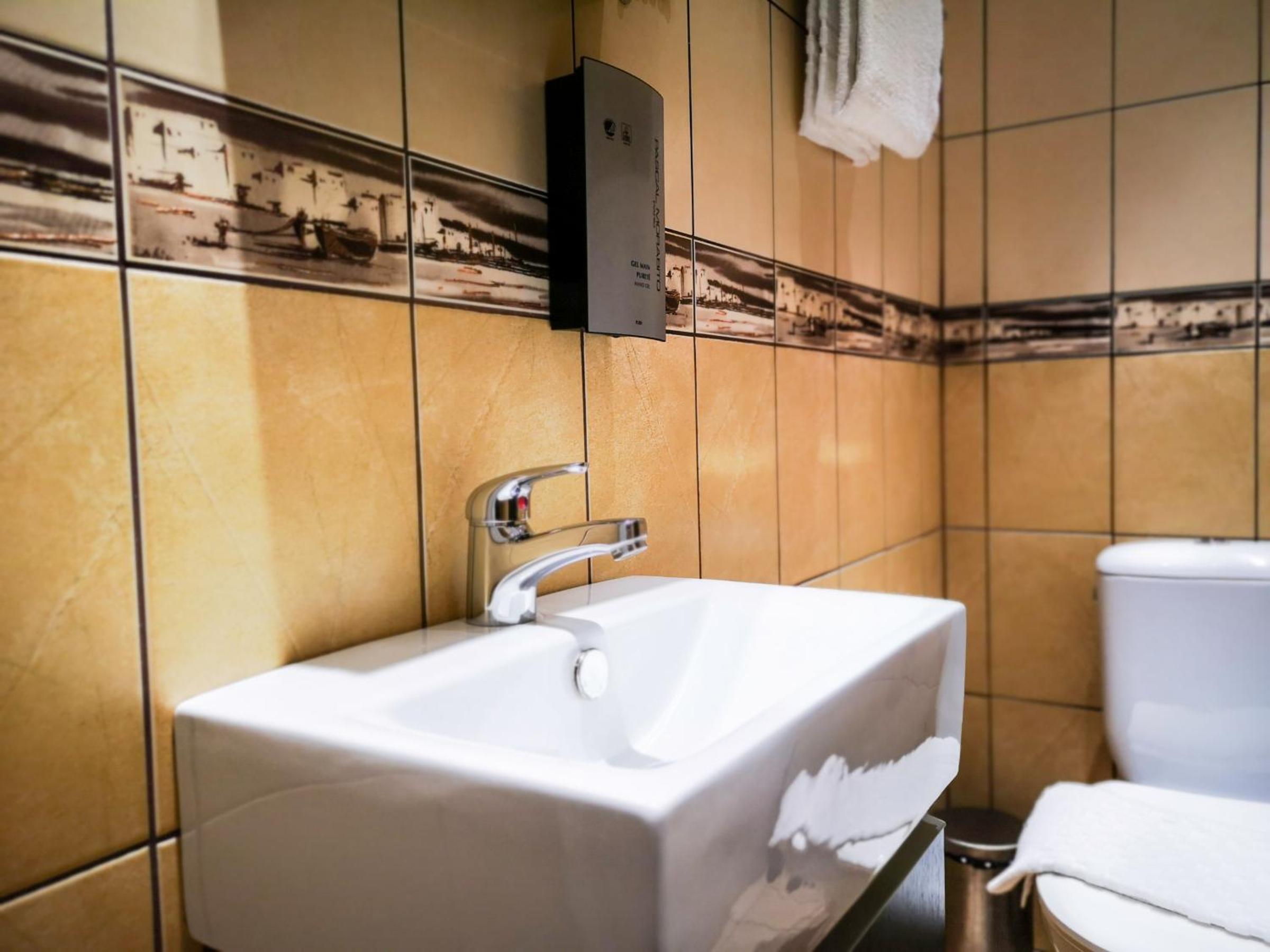 Standard Twin Room - Photo 9