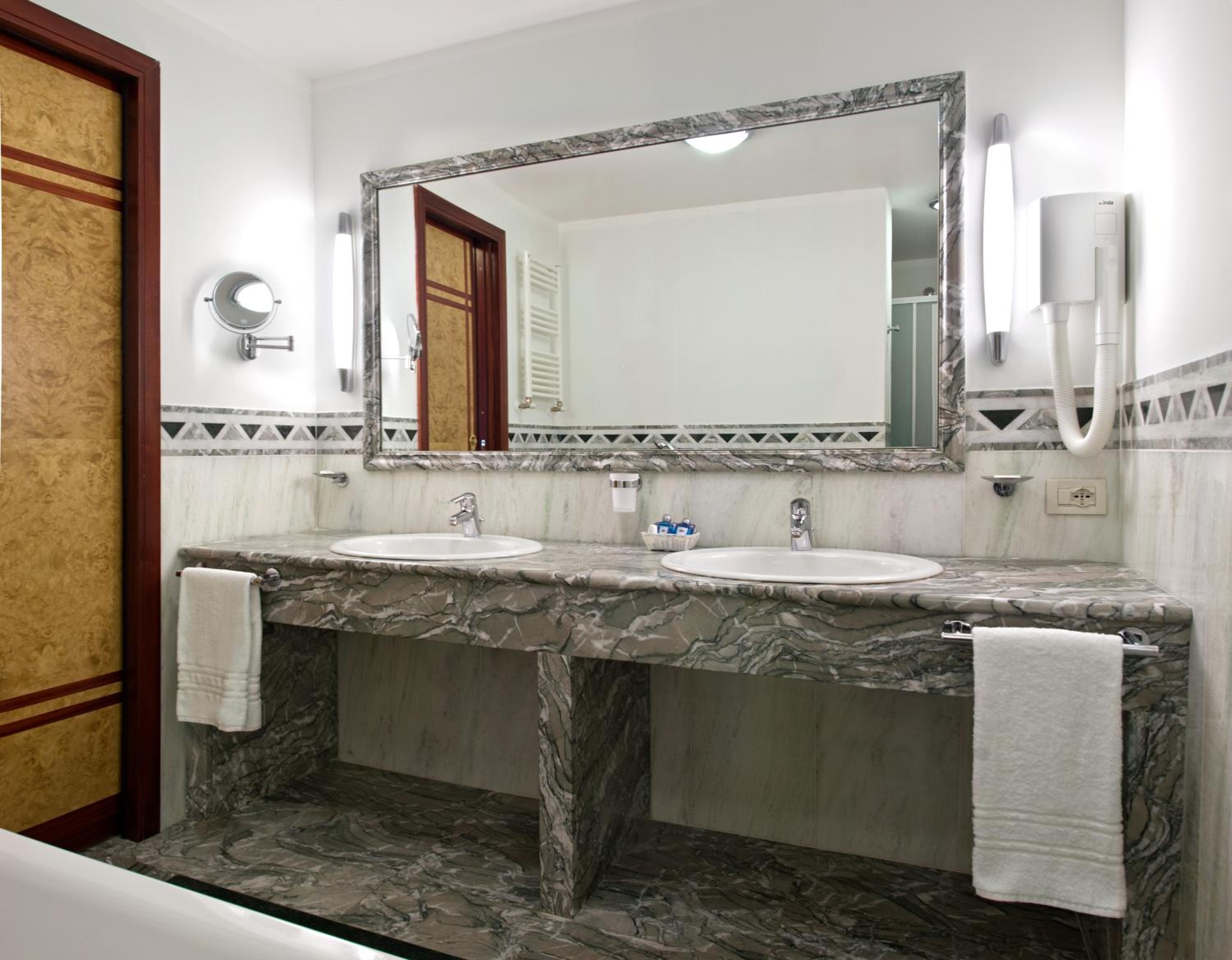 Superior Double Room with Balcony - Photo 3