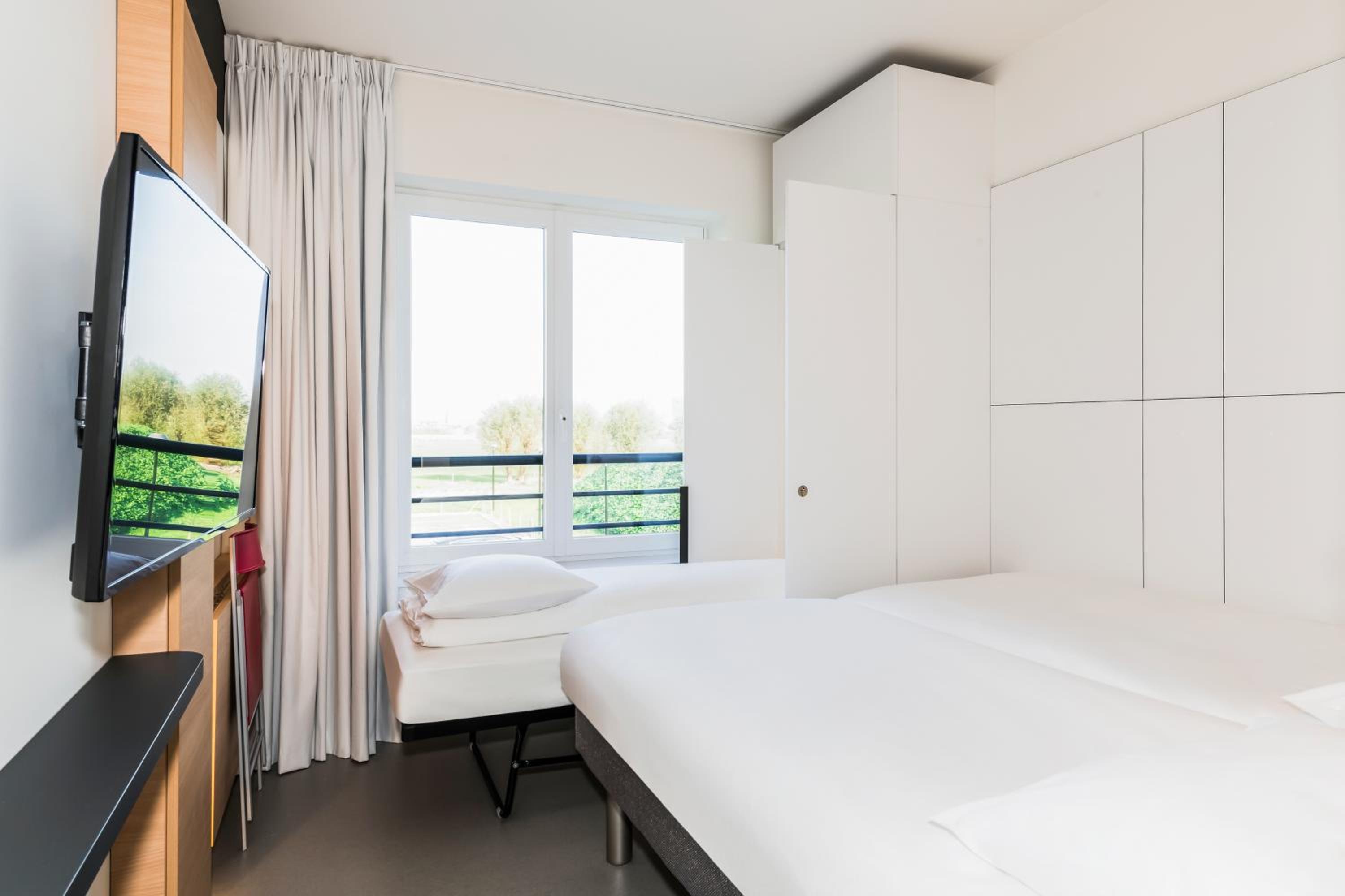 Standard Room With Three Single Beds photo 2
