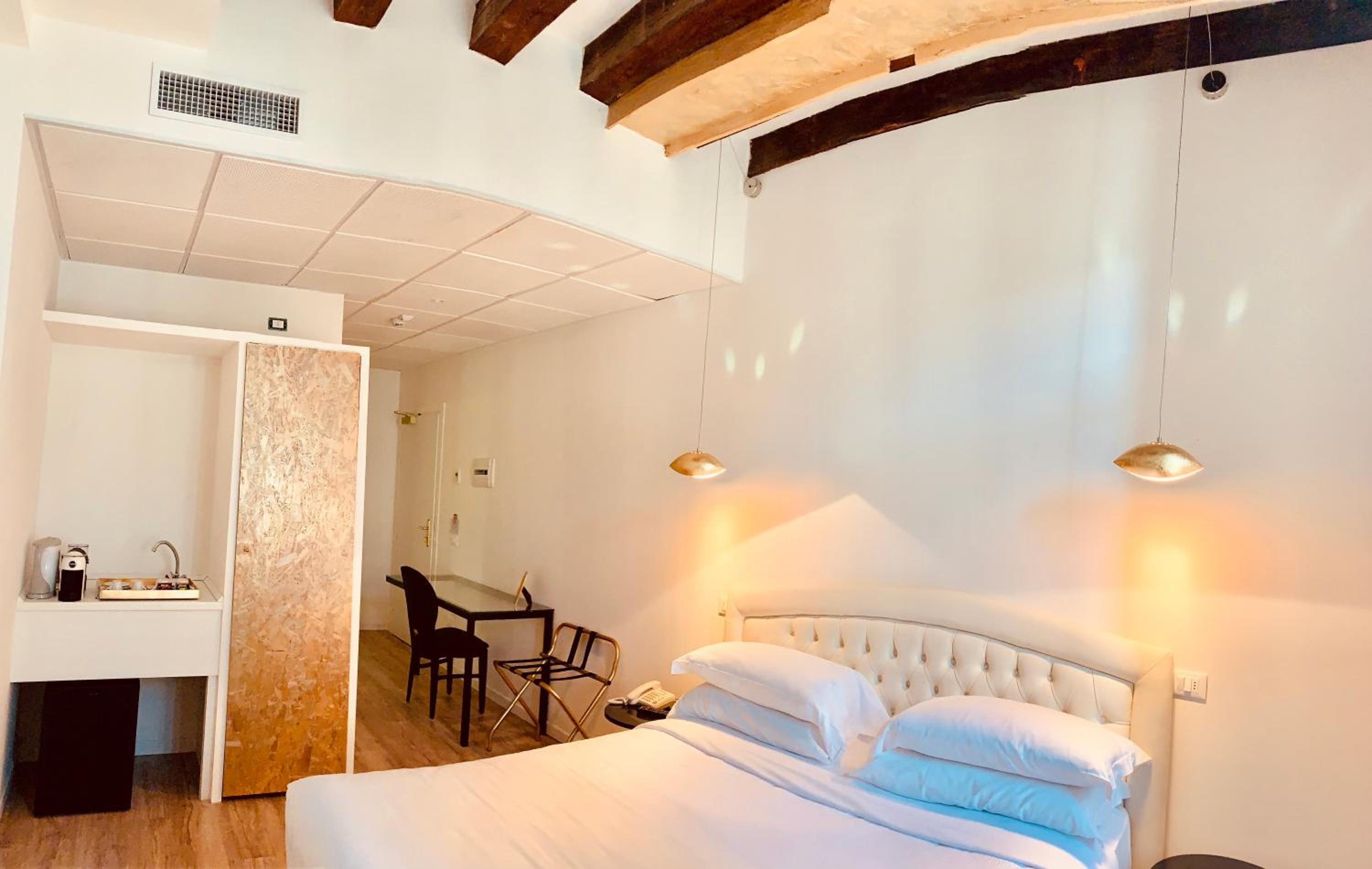 Deluxe King Room with Spa Access - Photo 1