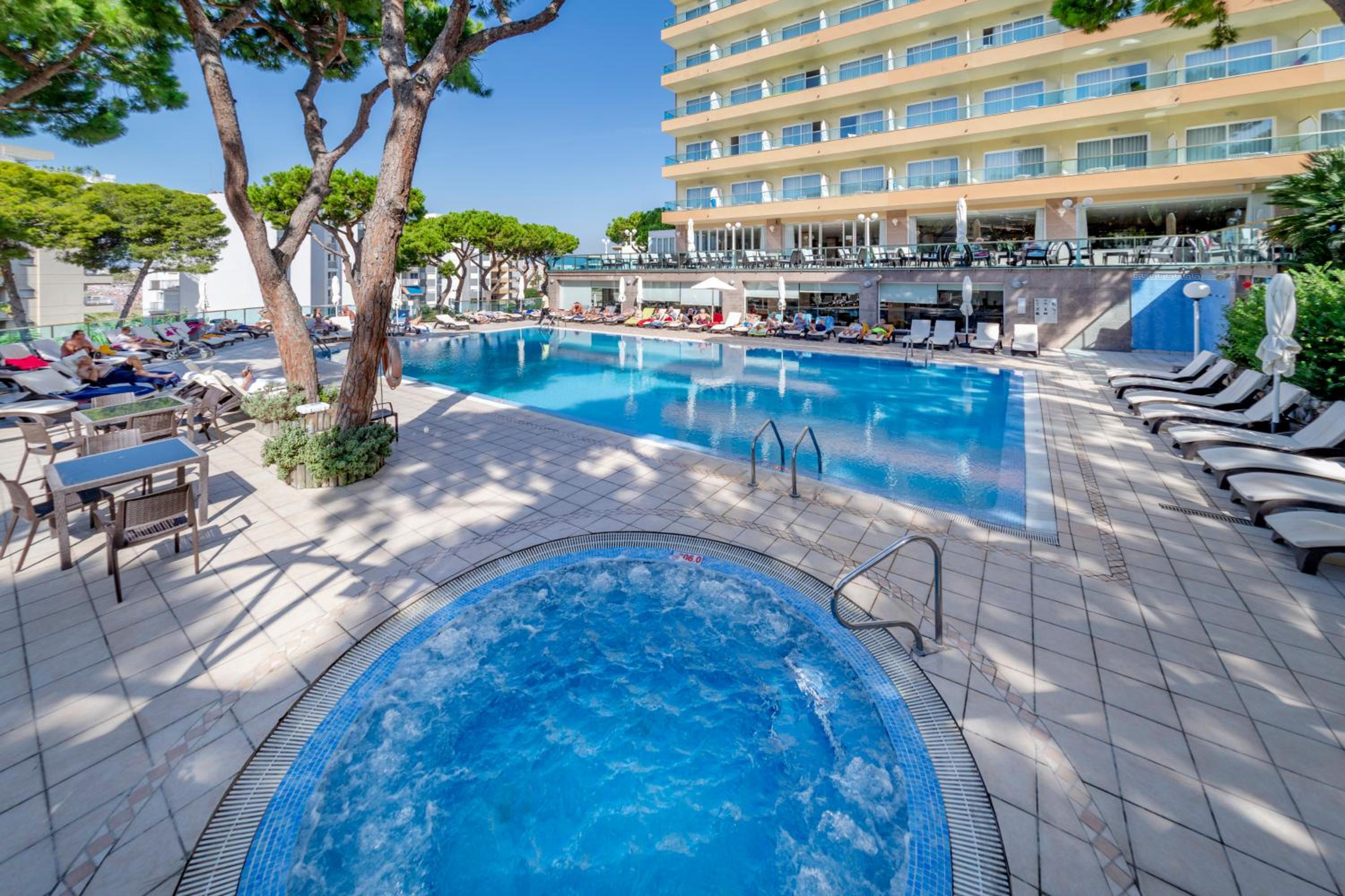Twin Room with Pool View - Photo 8