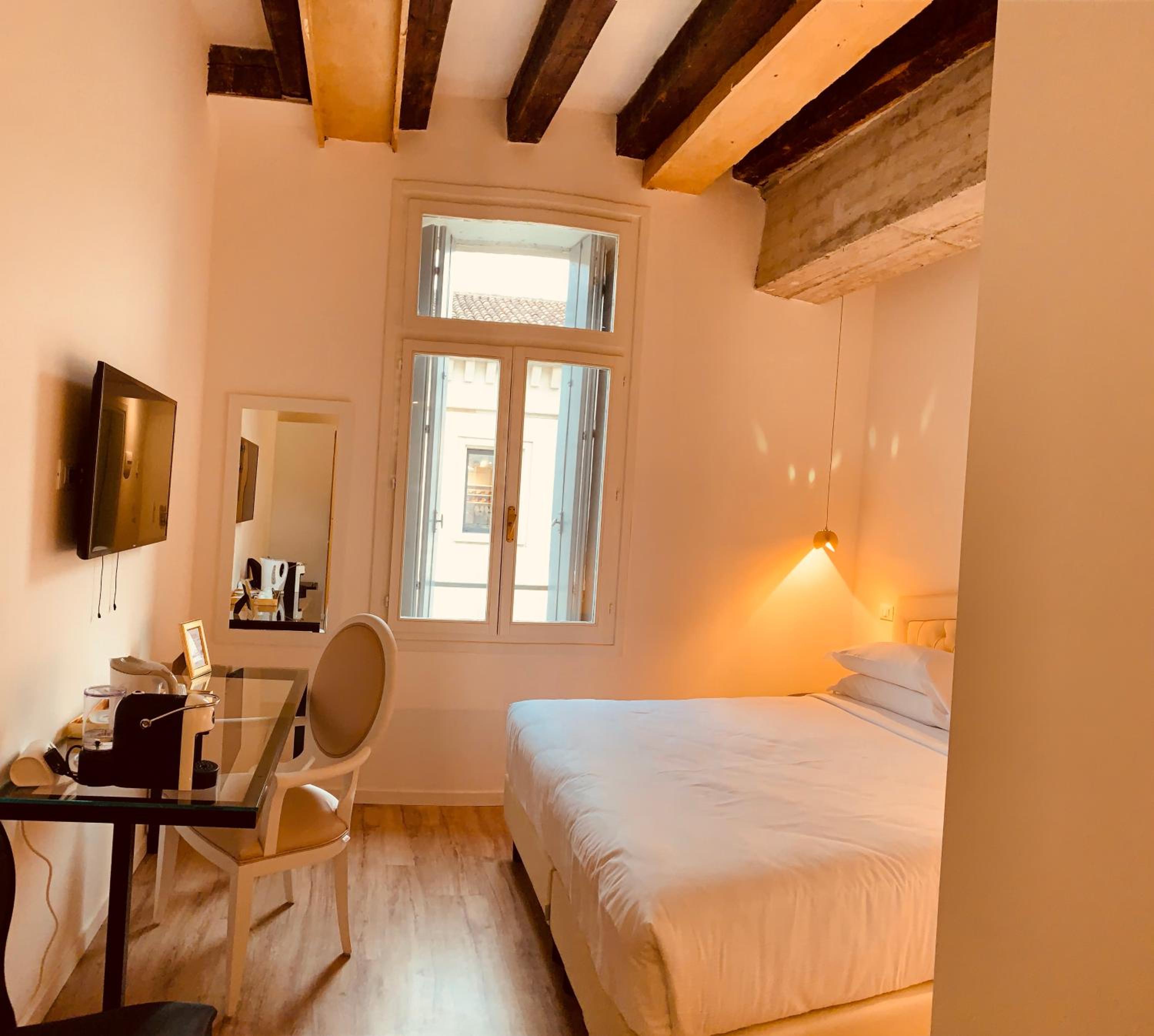 Deluxe King Room with Spa Access - Photo 8