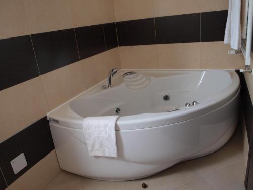 Double or Twin Room - Photo 6