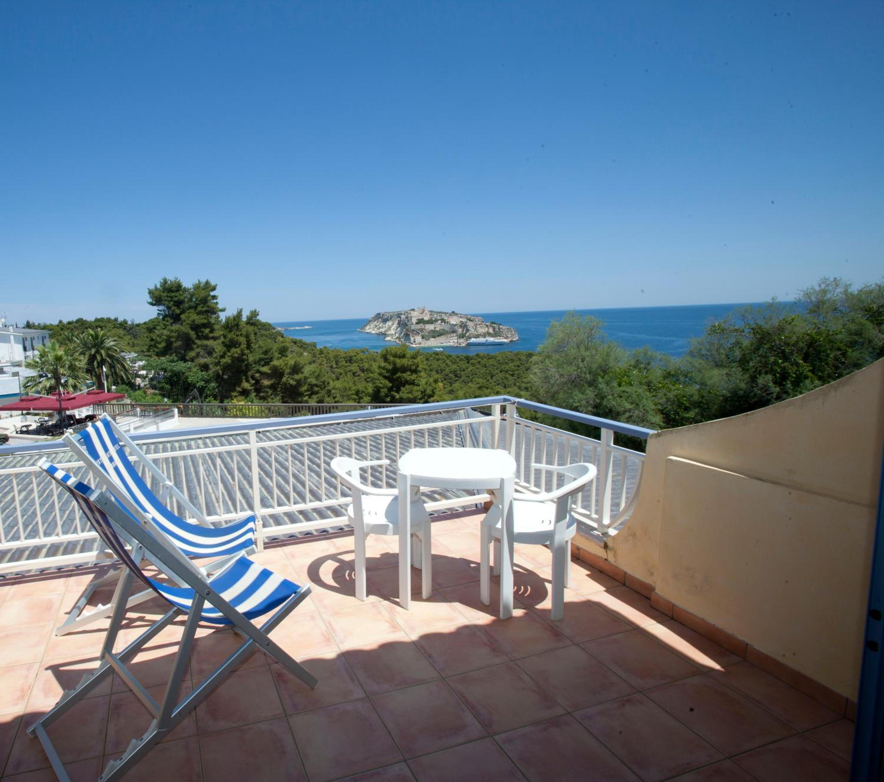 Deluxe Double or Twin Room with Sea View photo 2