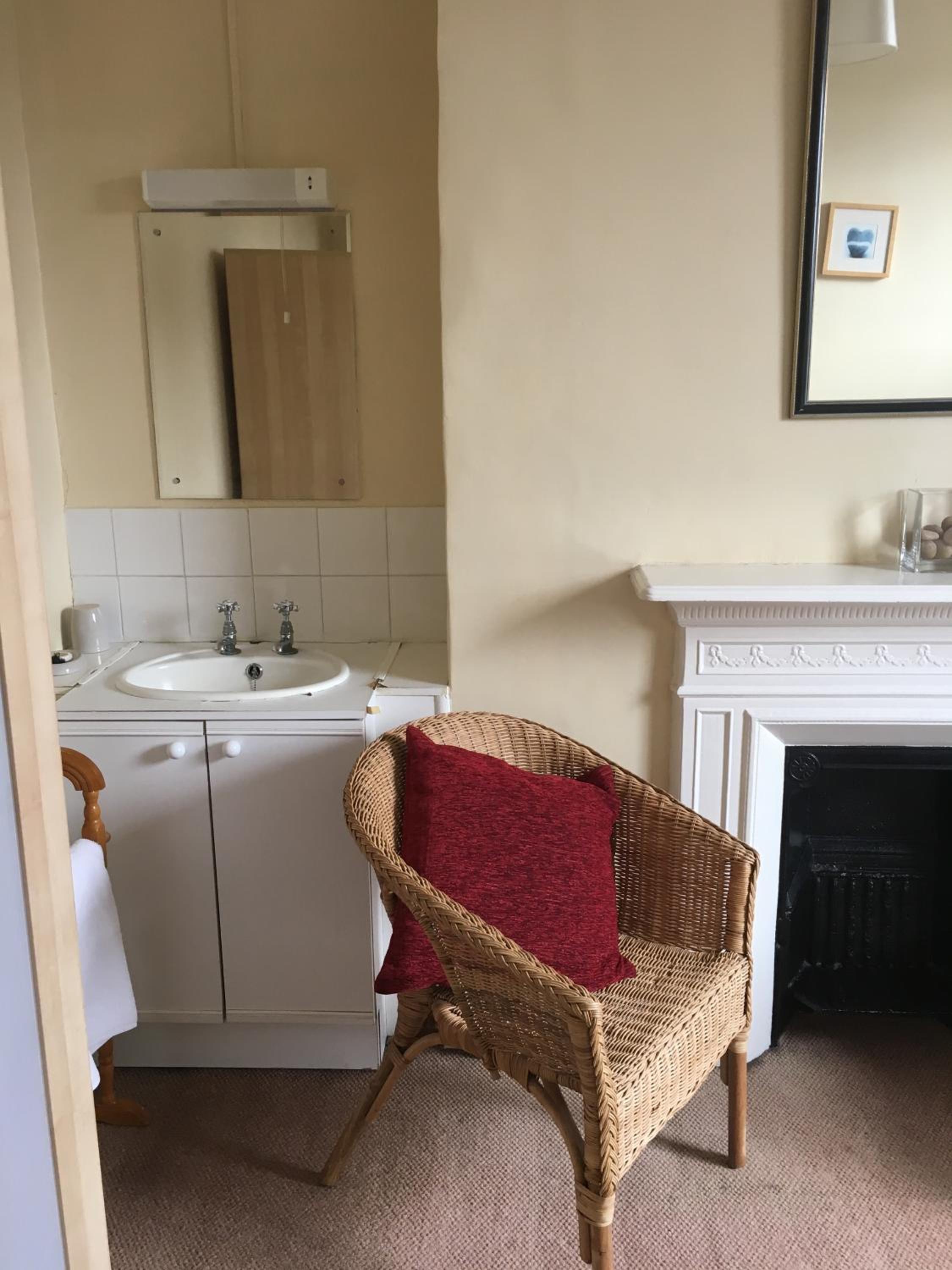 Single Room with Shared Bathroom photo 3