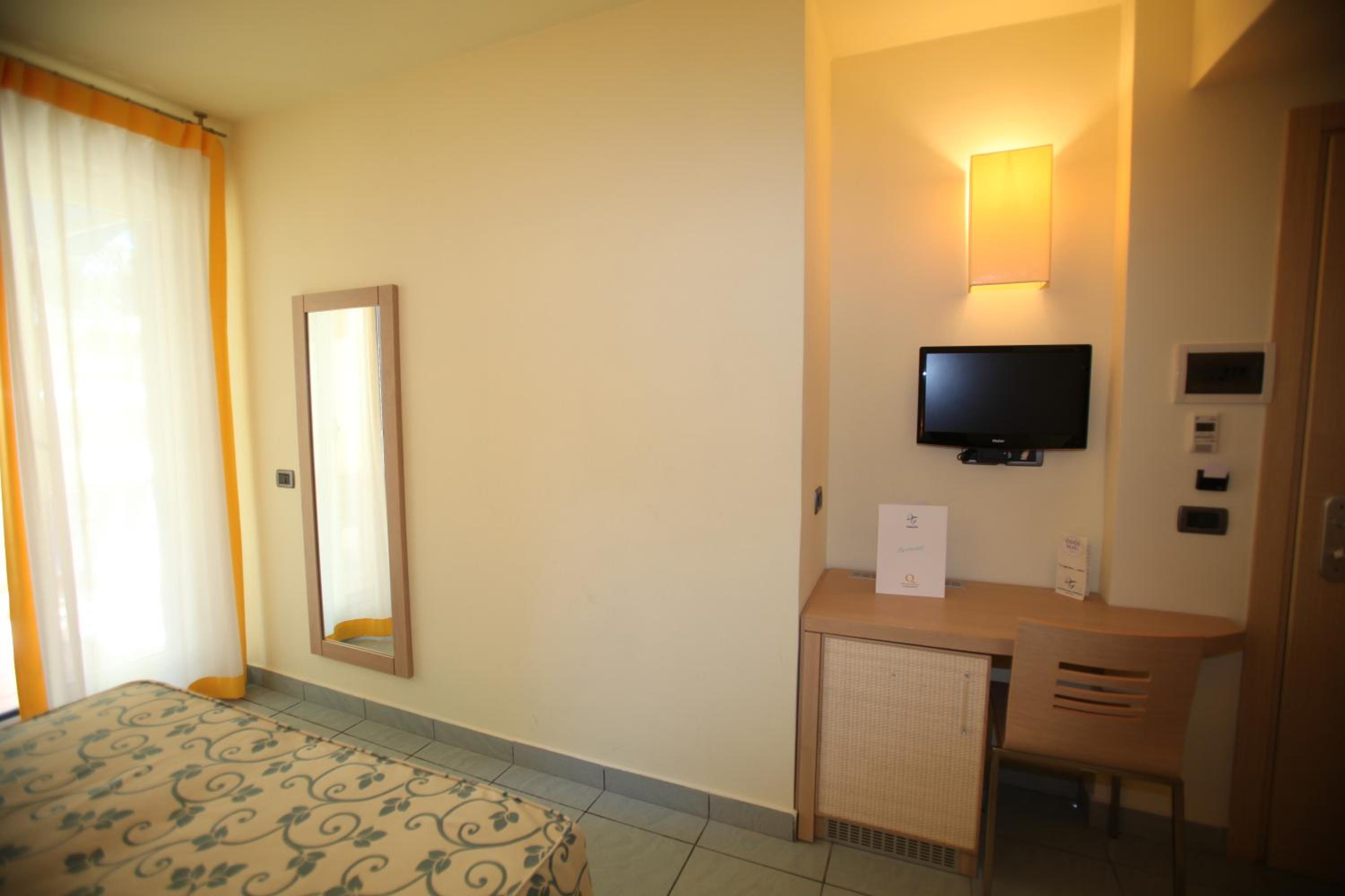 Standard Double or Twin Room with Garden View photo 2