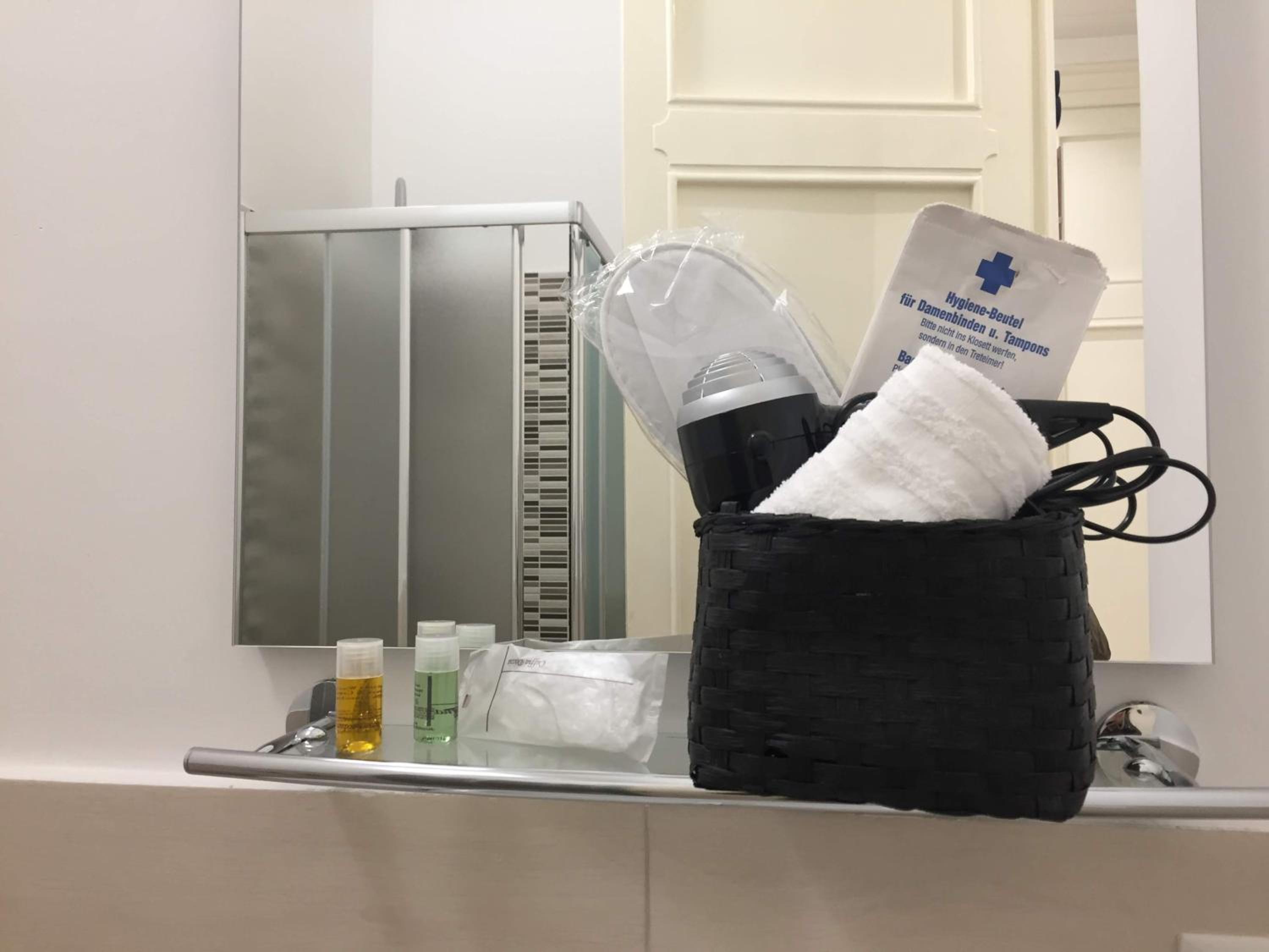 Double Room with Private External Bathroom - Photo 6
