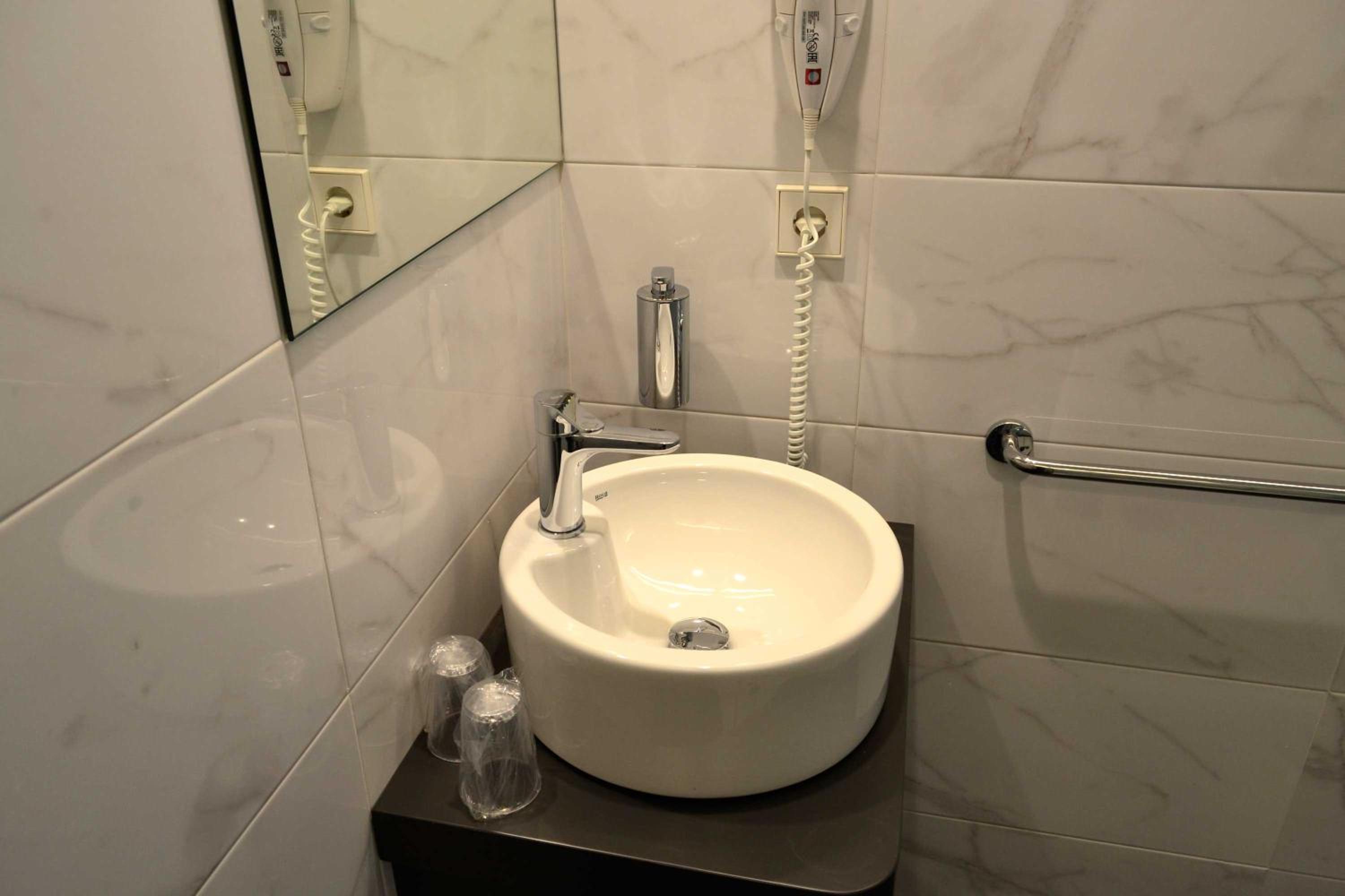 Standard Double or Twin Room - Photo 5