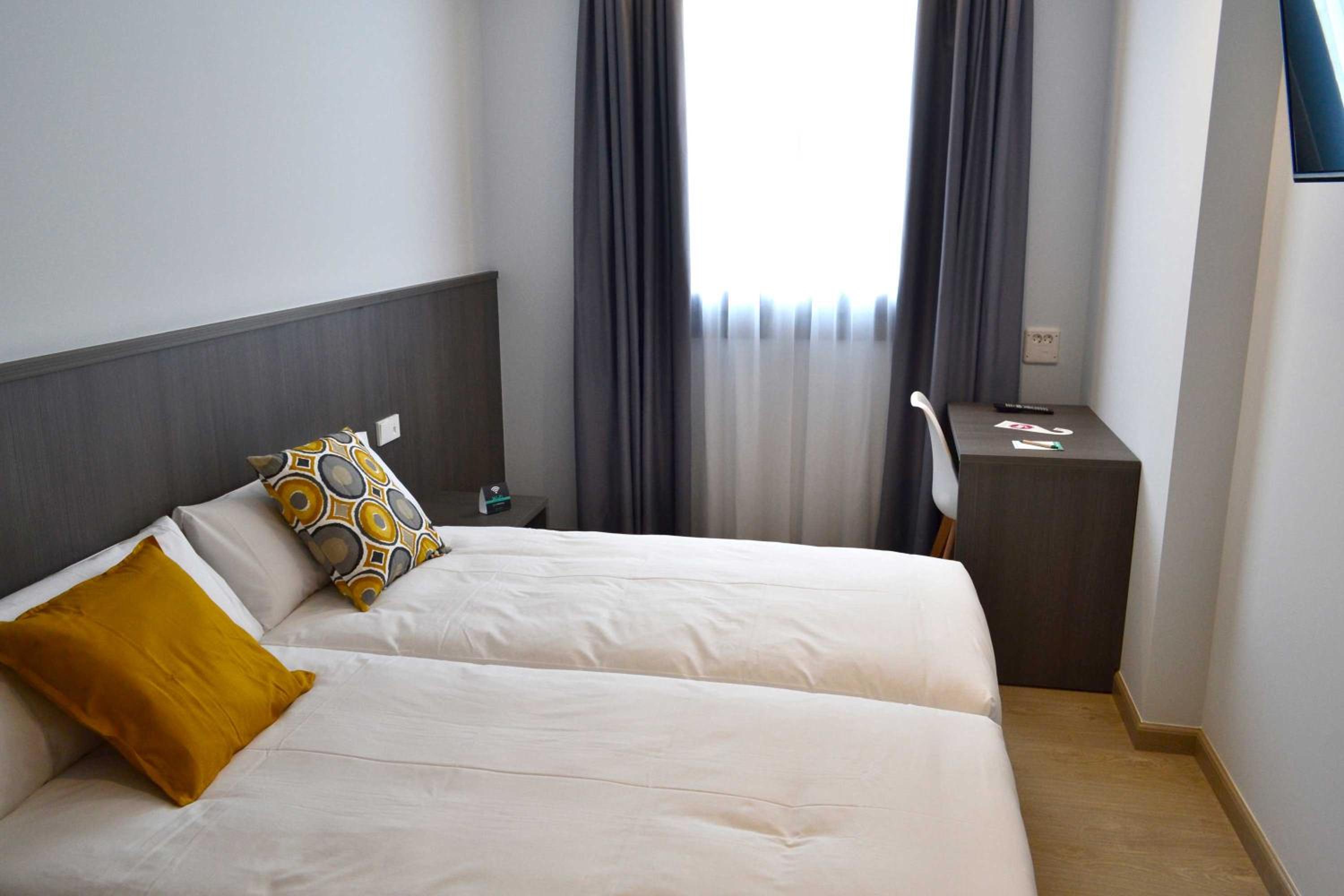 Standard Double or Twin Room - Photo 6