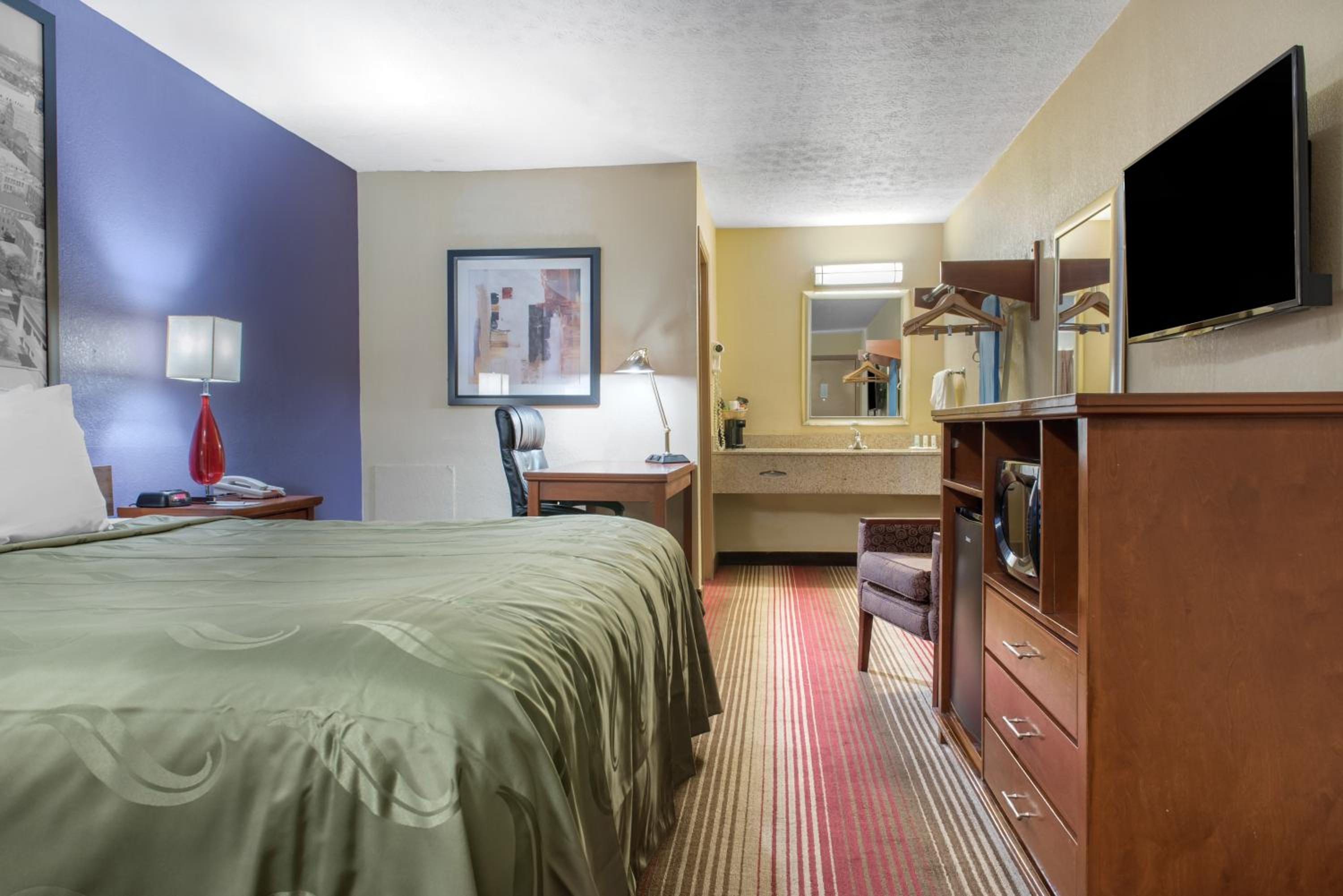 King Room - Non-Smoking - Photo 4