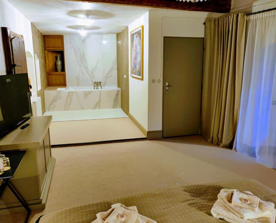 Deluxe Double Room with Bath photo 3