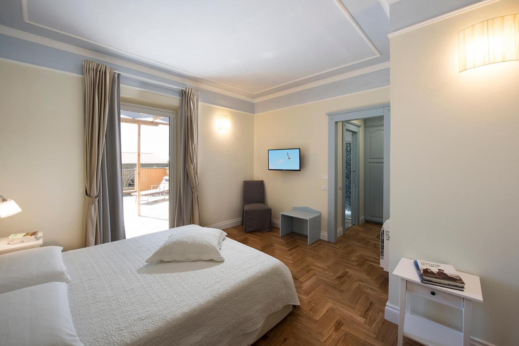 Deluxe Double Room with Balcony photo 2