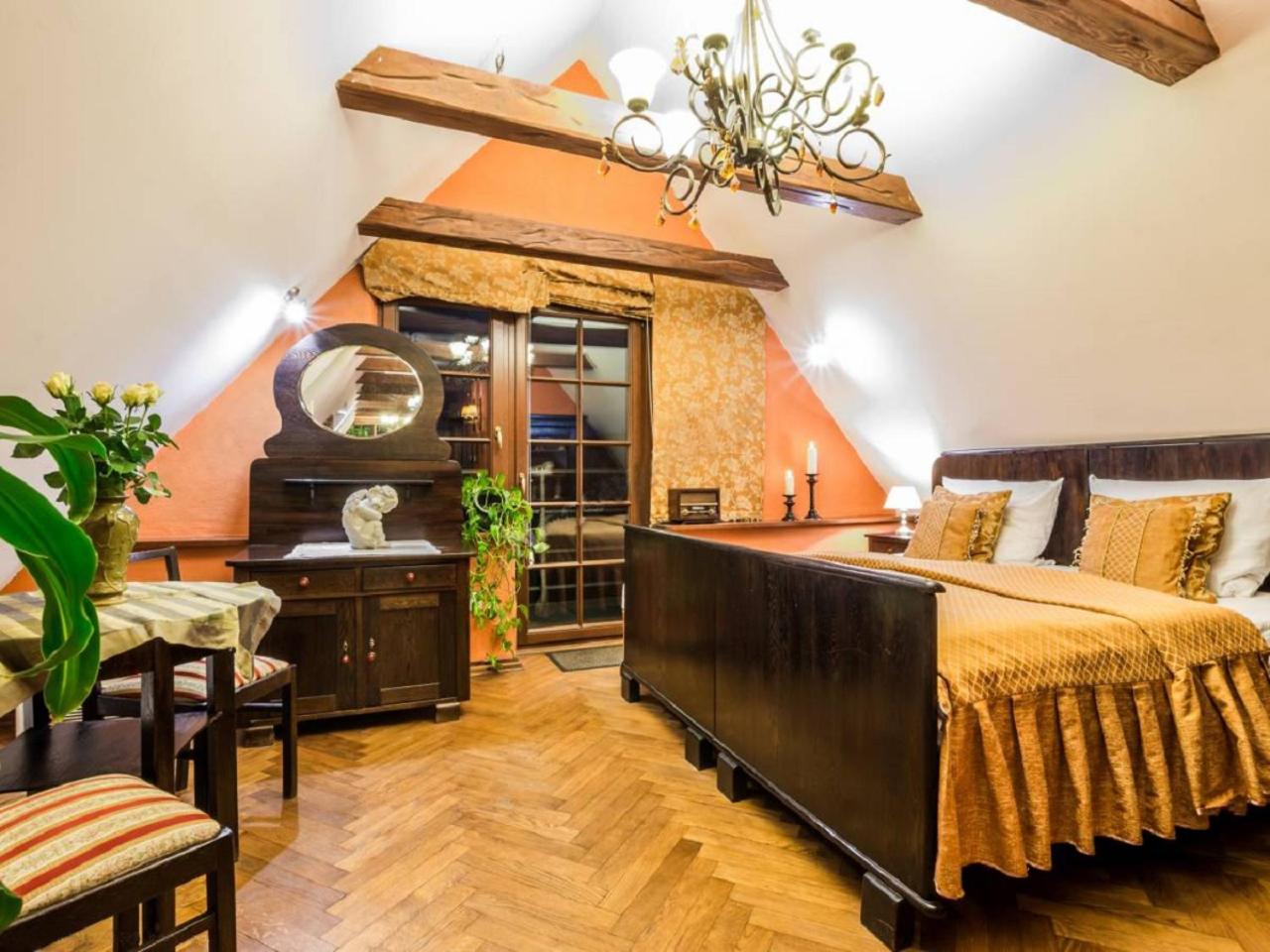 Apartment with Balcony and Old Town View