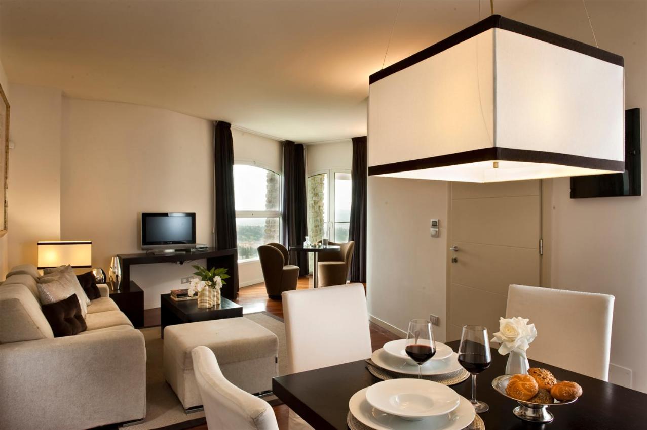 Panoramic Suite with Balcony photo 2