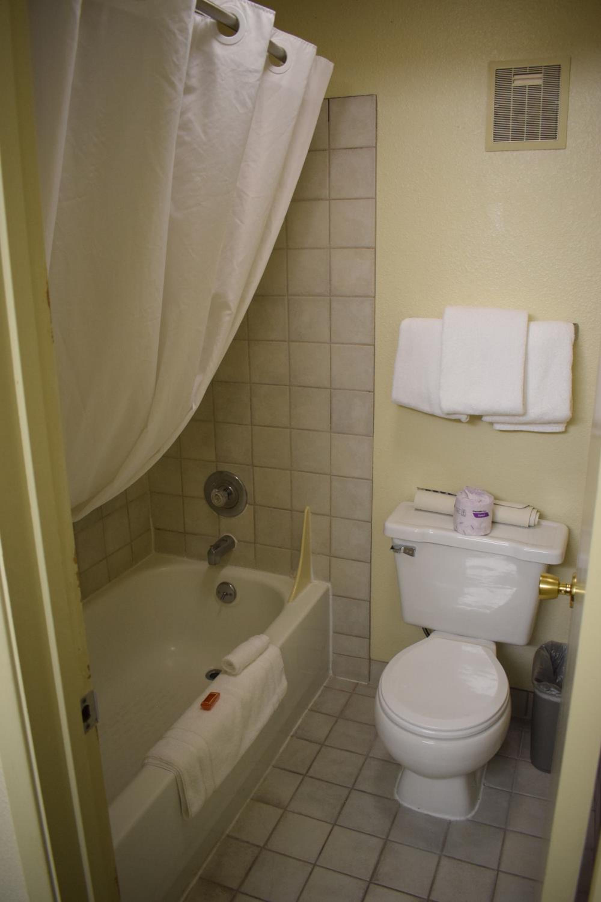 Queen Studio Suite with River View - Non-Smoking - Photo 3