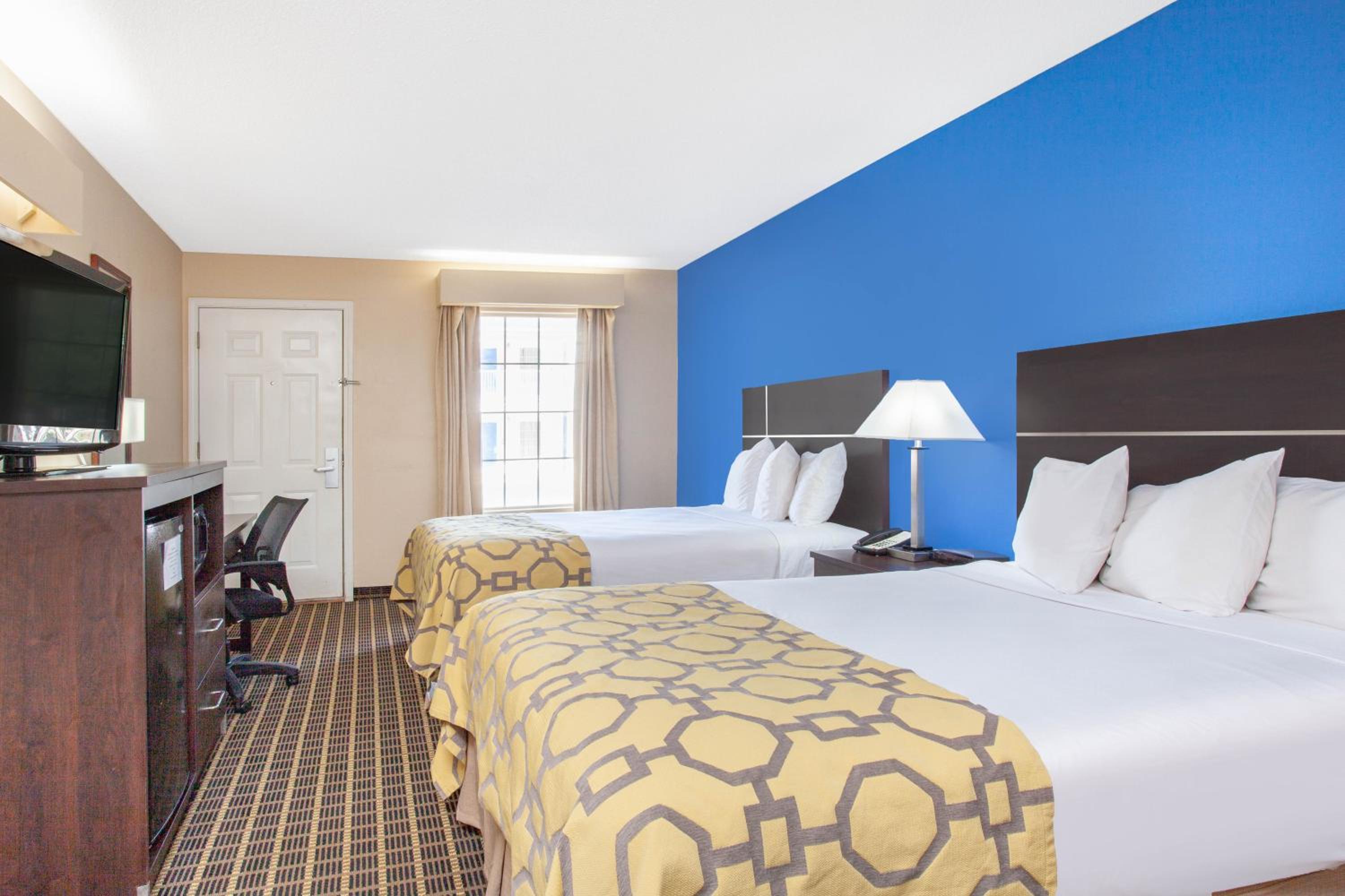 Standard Room with Two Double Beds - Mobility Access/Non Smoking - Photo 3