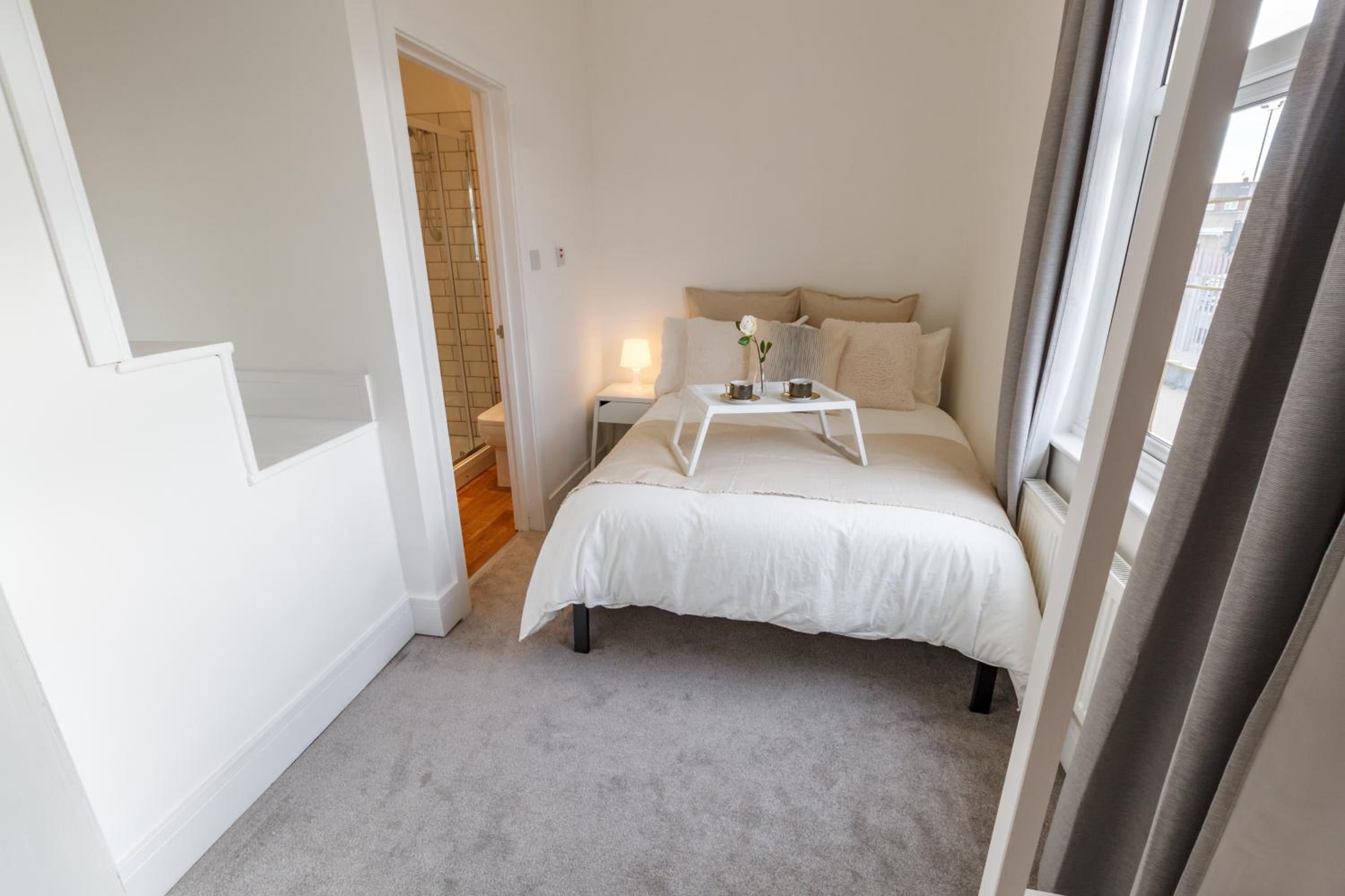 Deluxe Double Room with Ensuite Shower