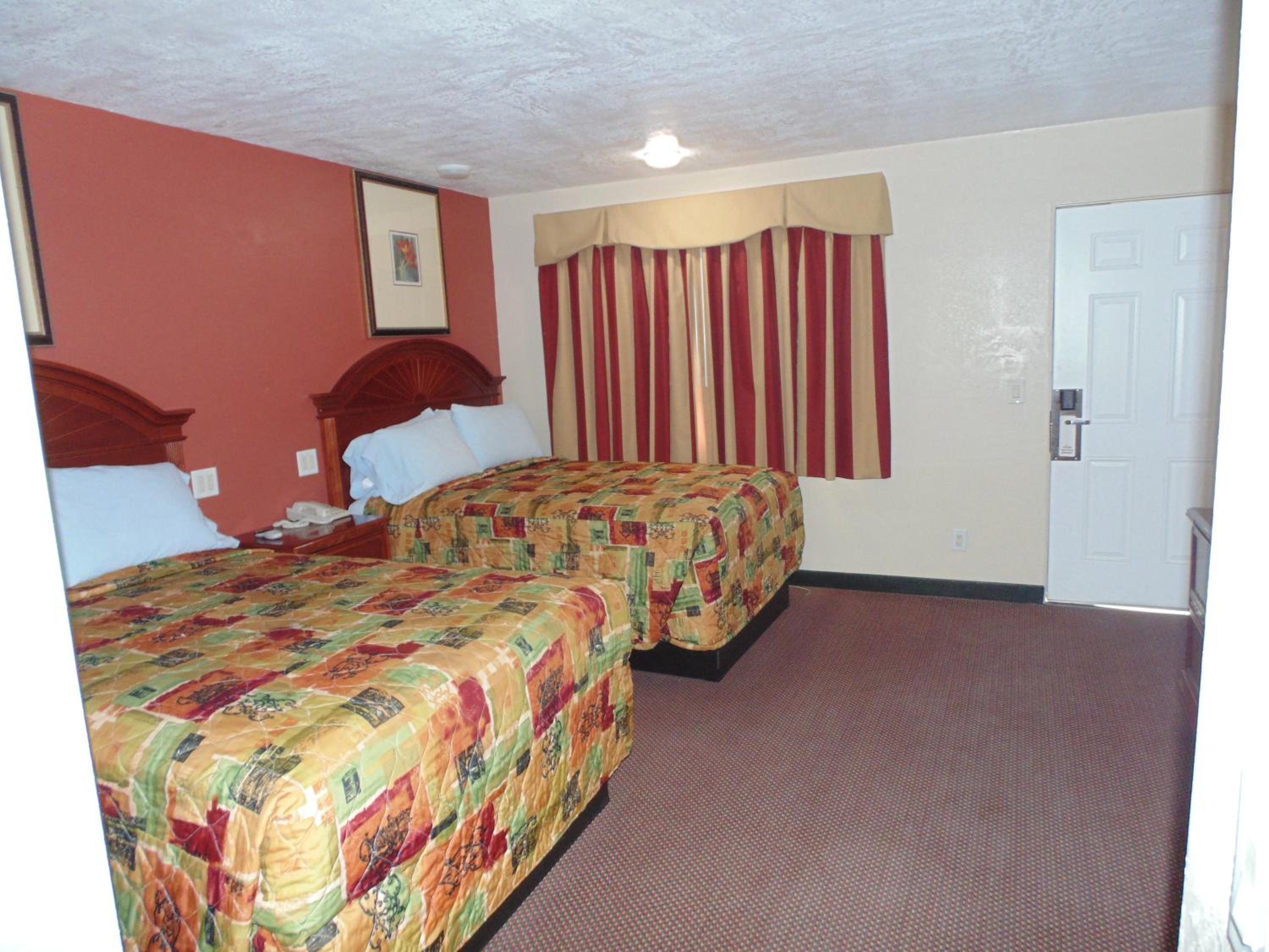 Queen Room with Two Queen Beds - Disability Access photo 2