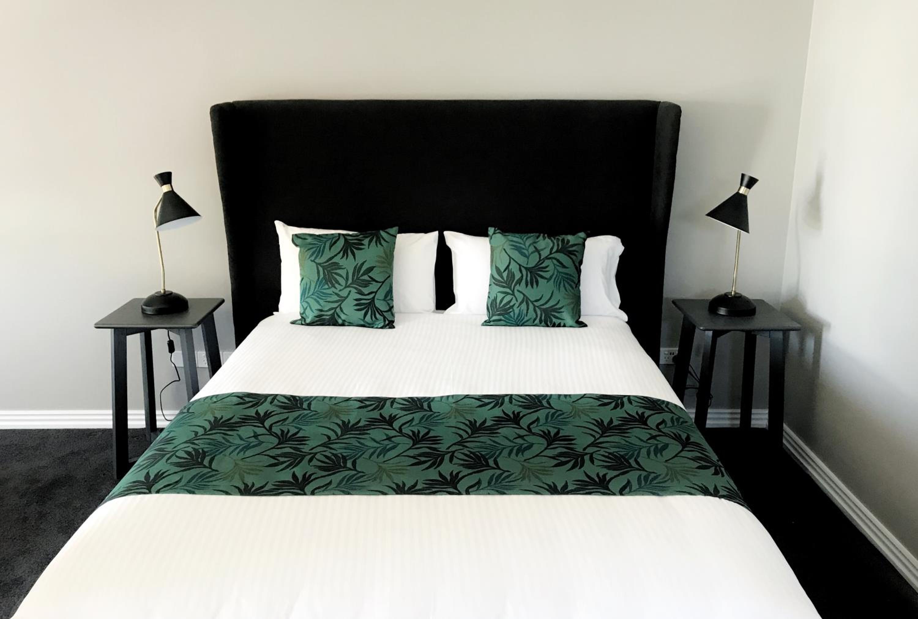 Deluxe King Room - Photo 8