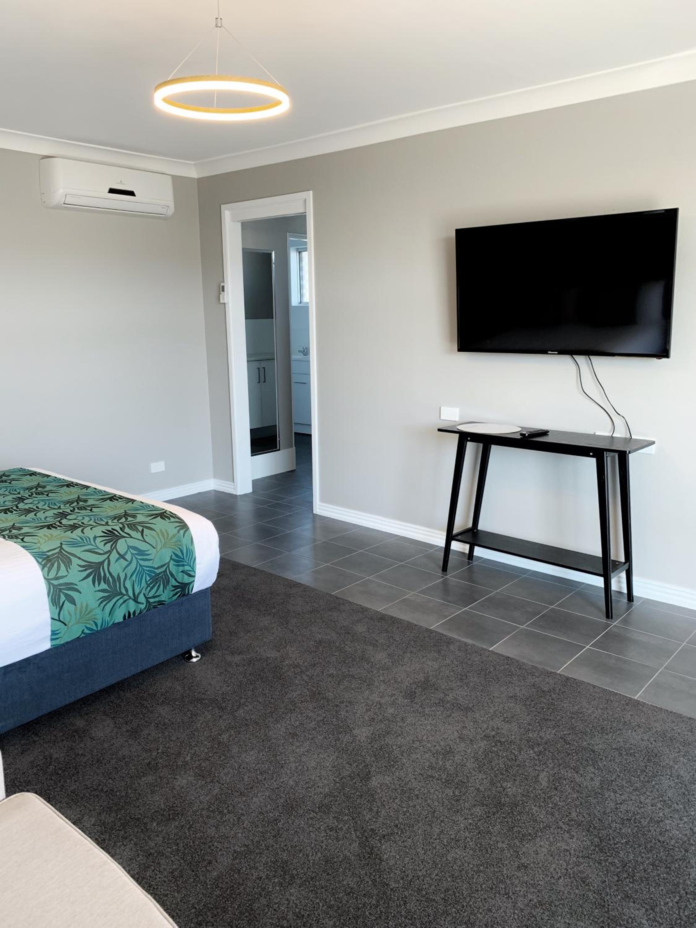Deluxe King Room - Photo 7