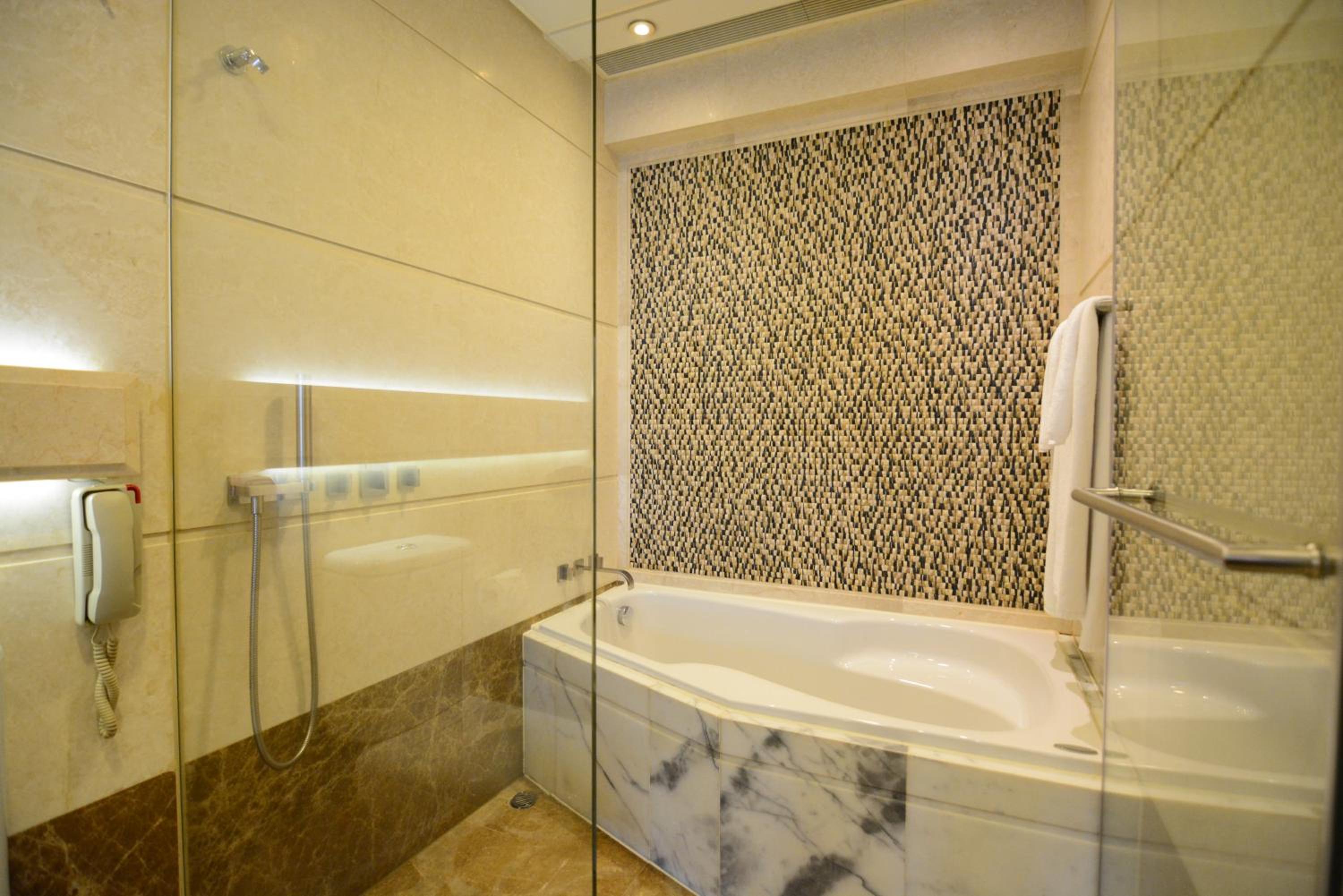Club Grand Deluxe King or Twin Room with Harbor View - Photo 4