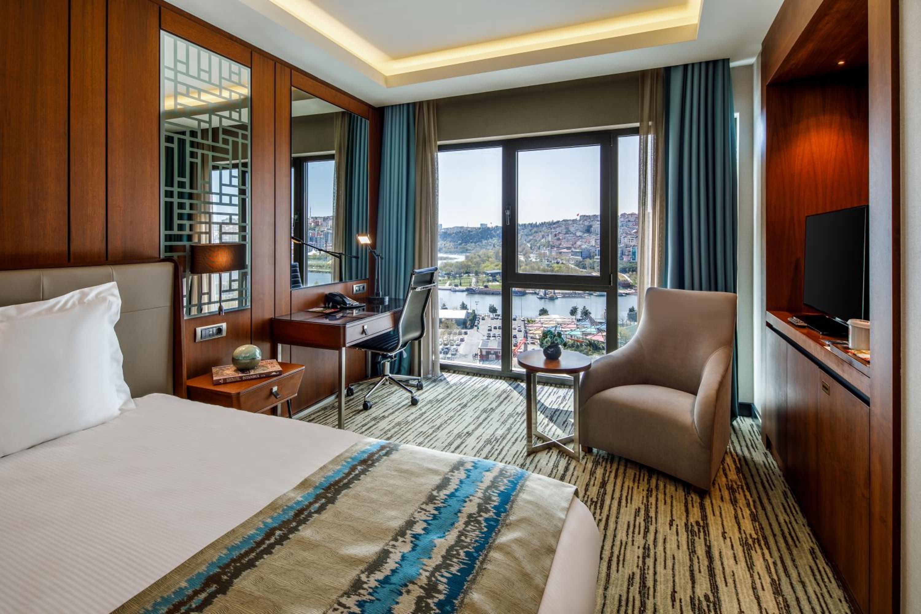 Deluxe Connected Family Room with Sea View and Balcony