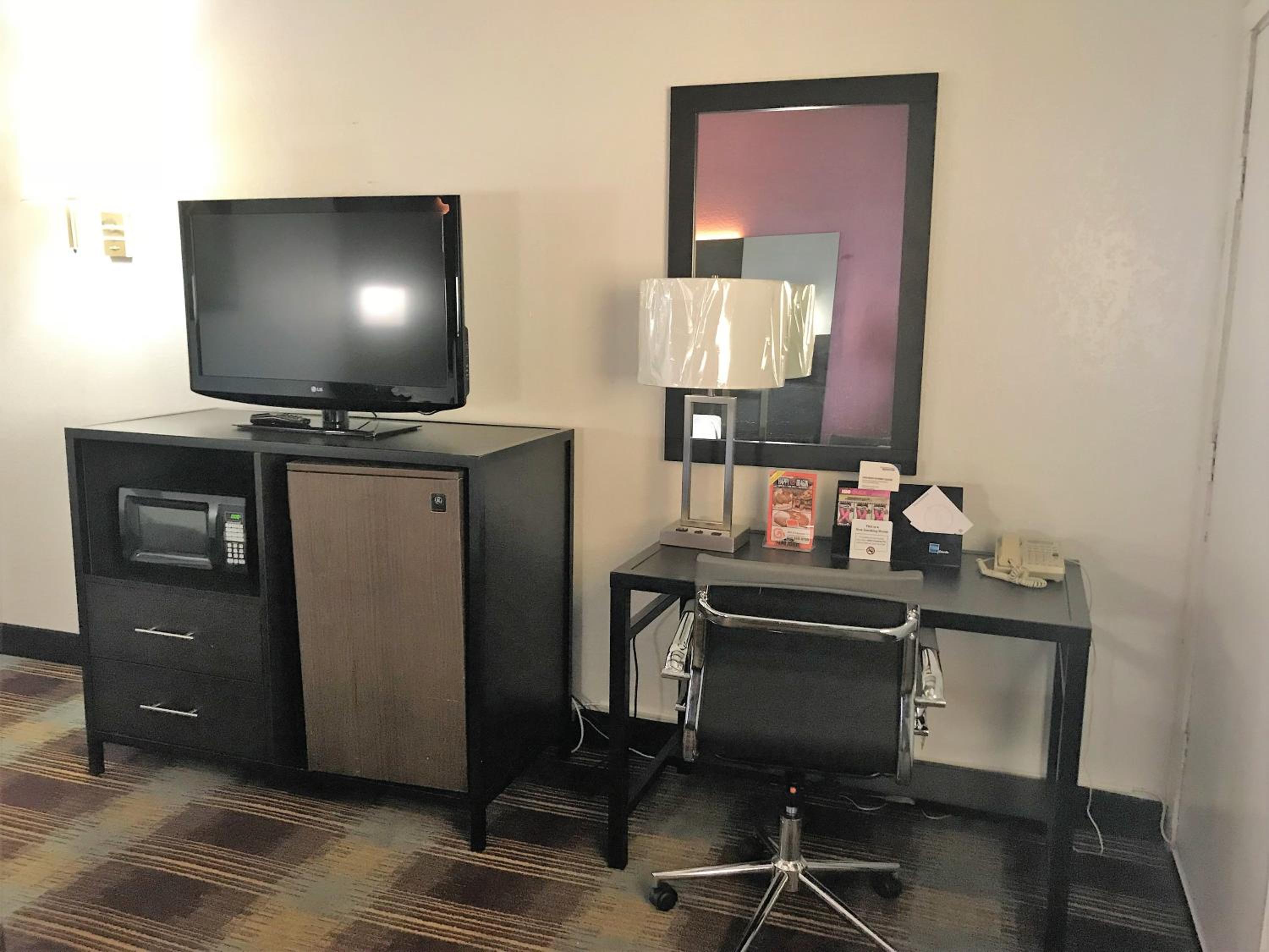 Queen Studio with Two Queen Beds- Non-Smoking - Photo 4