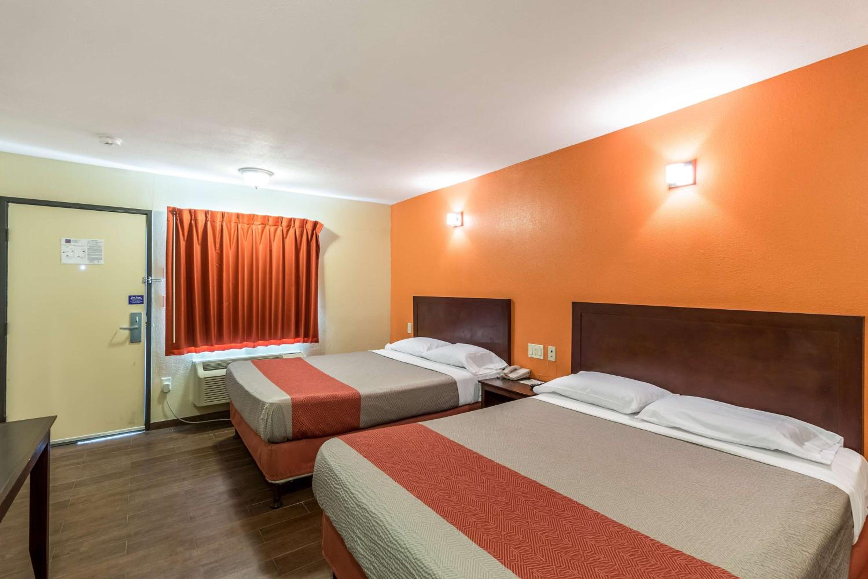 Deluxe Queen Room with Two Queen Beds - Smoking photo 1