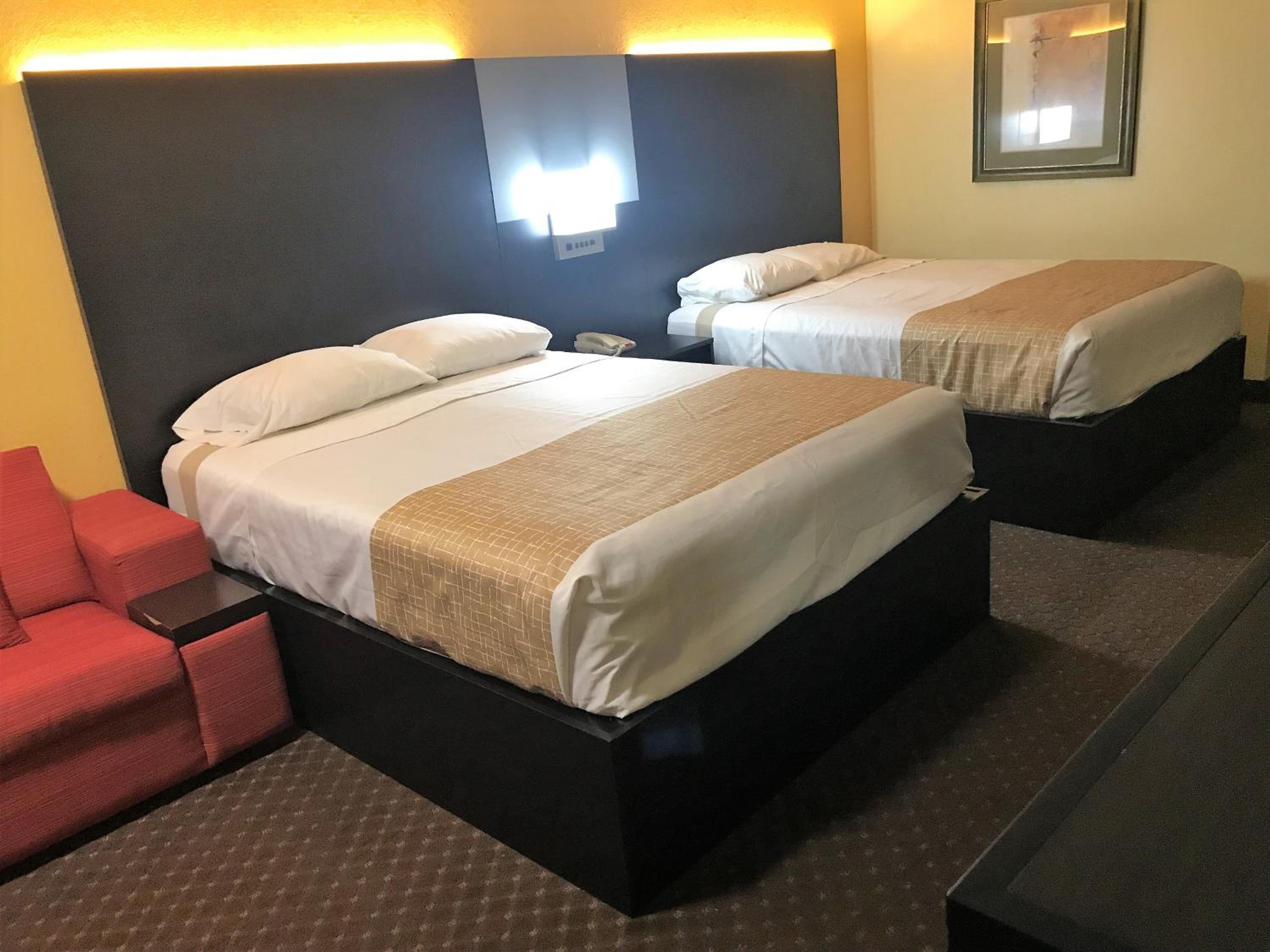 Queen Studio with Two Queen Beds- Non-Smoking - Photo 5