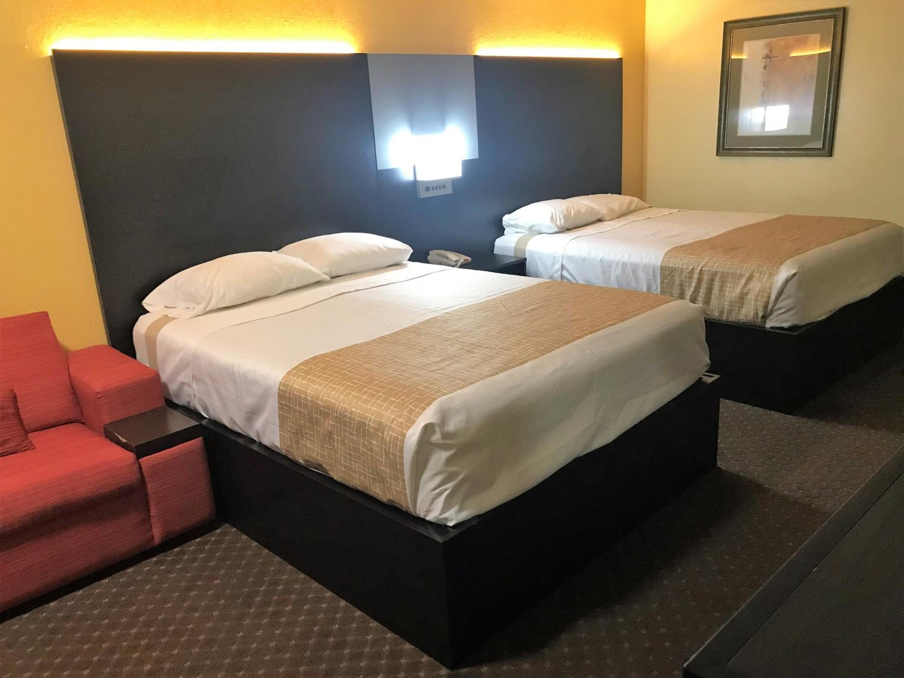 Queen Studio with Two Queen Beds- Non-Smoking - Photo 6