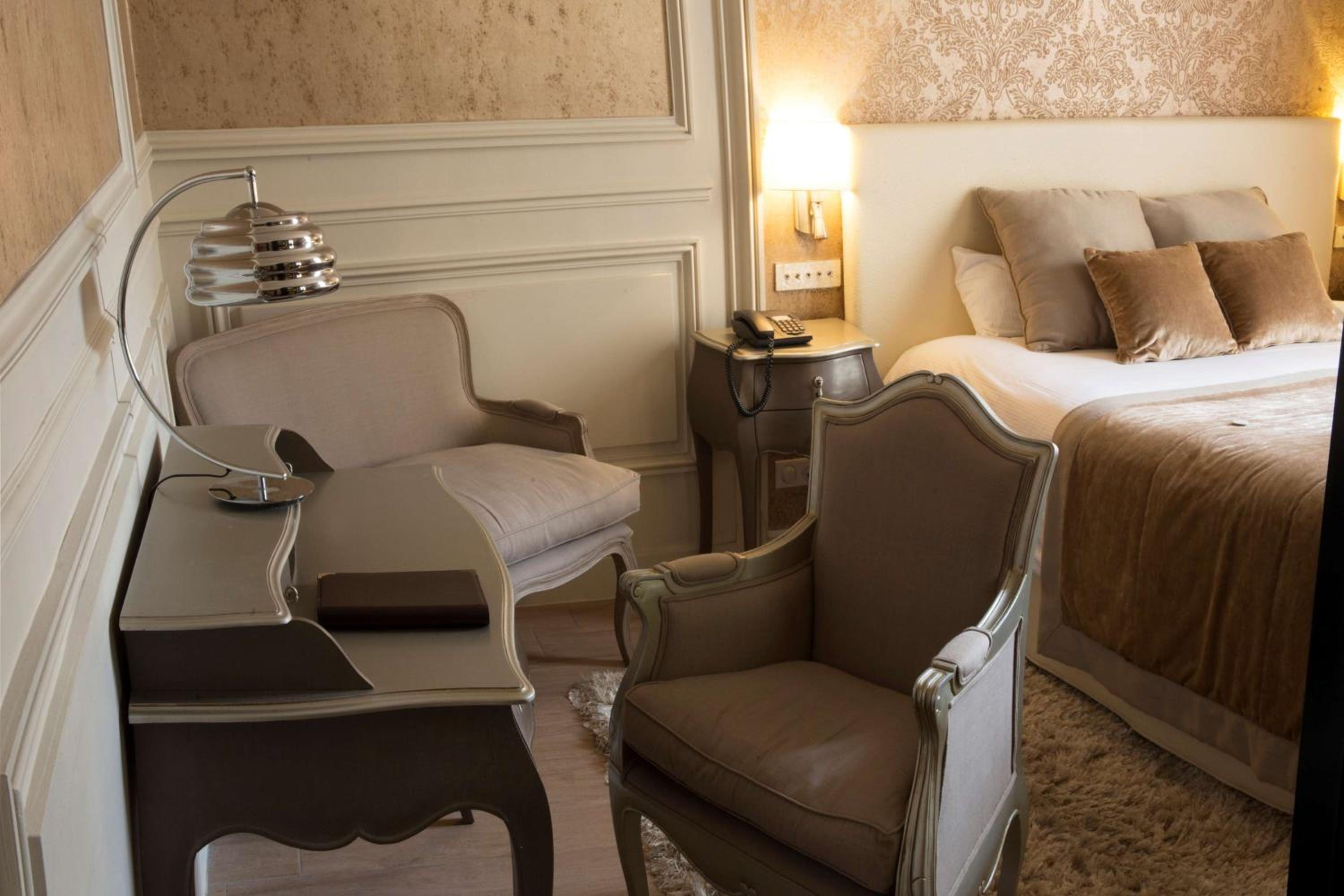 Deluxe Queen Room - Non-Smoking - Photo 7