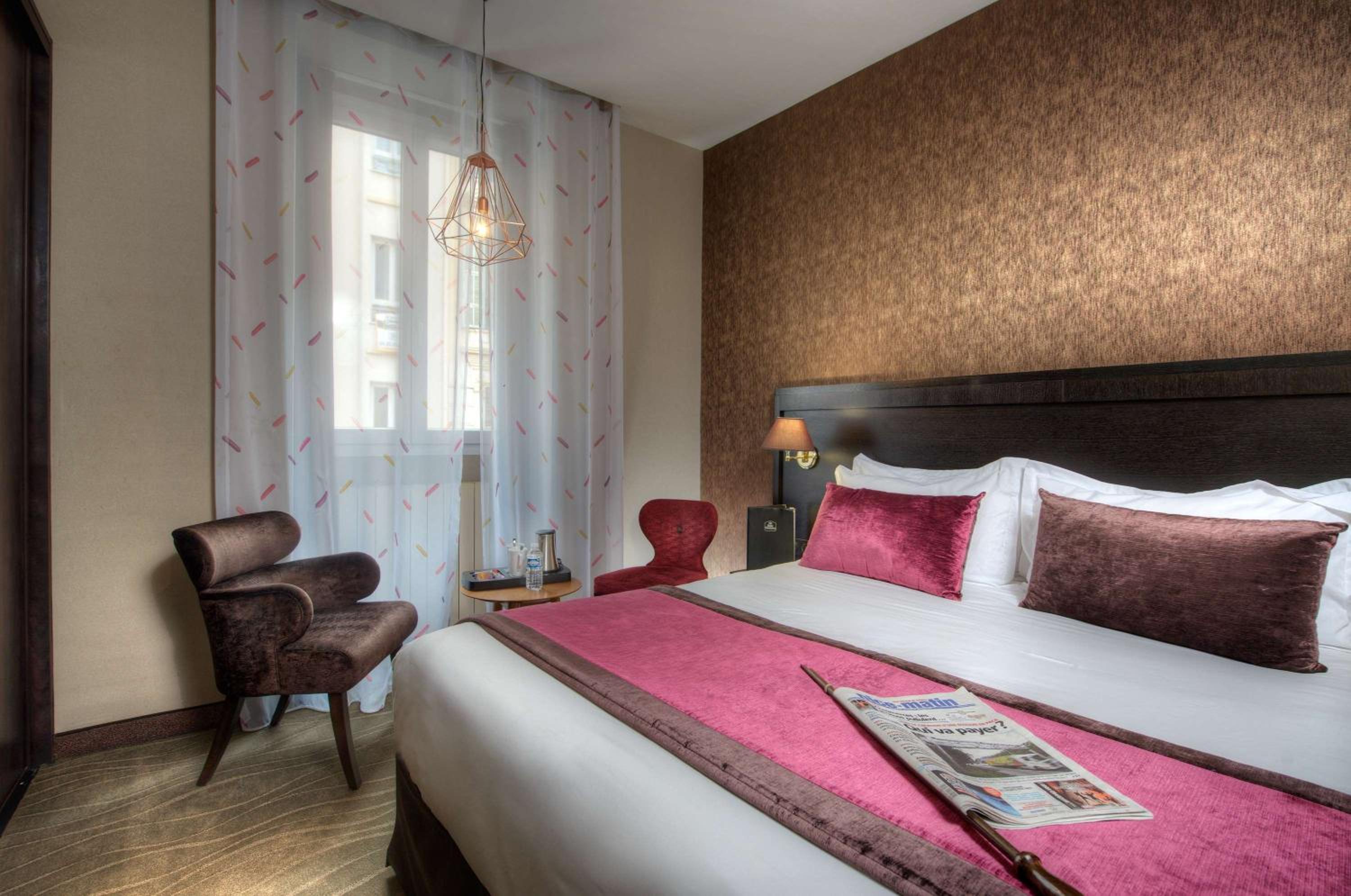 Deluxe Queen Room - Photo 19