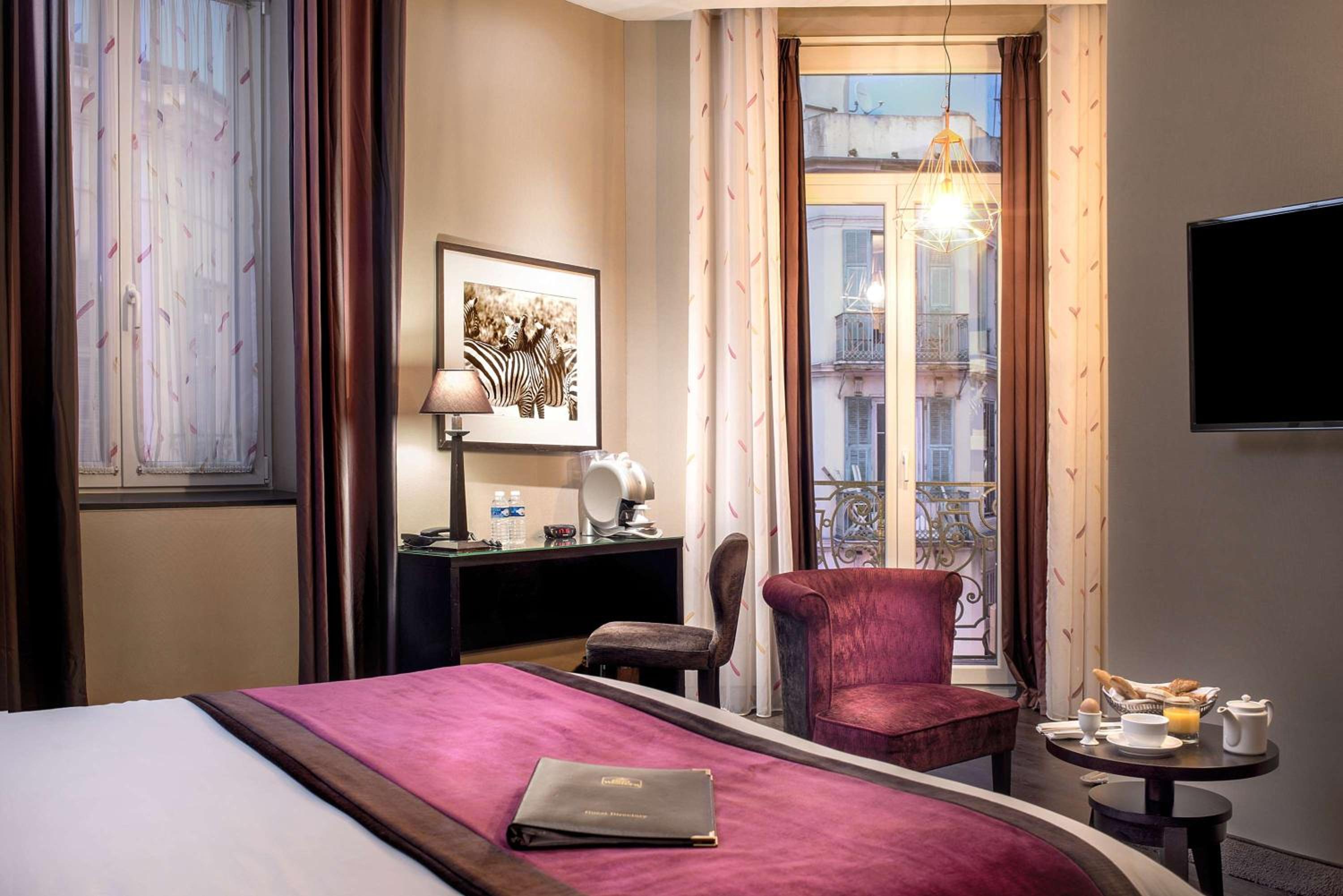 Junior Queen Suite - Photo 13