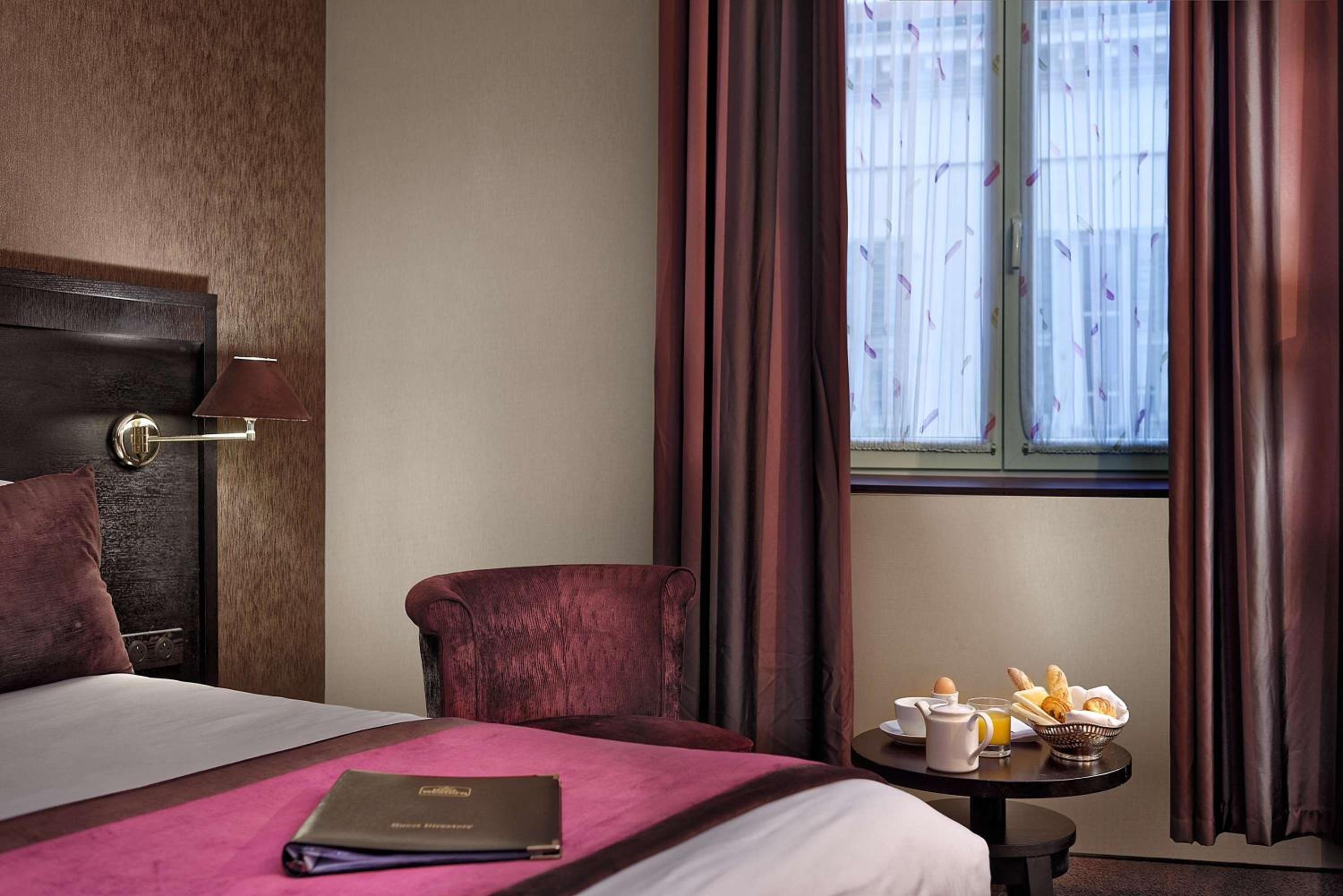Junior Queen Suite - Photo 11